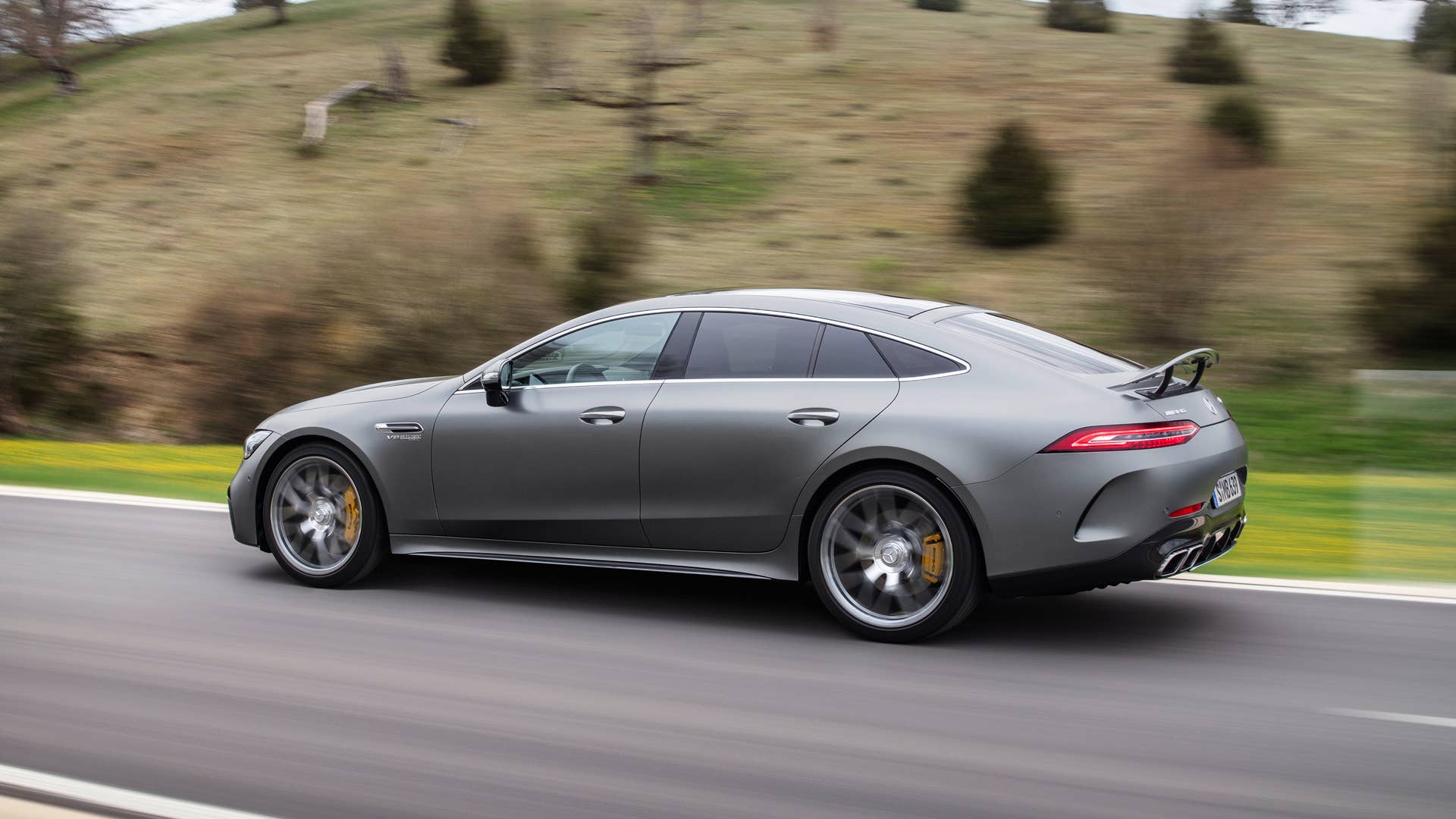 Mercedes-AMG GT 63 S 4MATIC+ (Kraftstoffverbrauch kombiniert WLTP: 13,5–13,0 l/100 km, CO2-Emissionen kombiniert WLTP: 308–295 g/km); 2022; Exterieur: selenitgrau magno; Interieur: Leder Exklusiv Nappa titangrau pearl/schwarz mit gelben Kontrastziernähten, Performance Lenkrad in Leder Nappa mit Lenkradtasten // Mercedes-AMG GT 63 S 4MATIC+ (fuel consumption combined WLTP: 13.5–13.0 l/100 km, CO2 emissions combined WLTP: 308–295 g/km); 2022; exterior: selenite grey magno; interior: exclusive leather nappa titan grey pearl/black with yellow stitching, steering wheel in nappa leather with steering wheel buttons