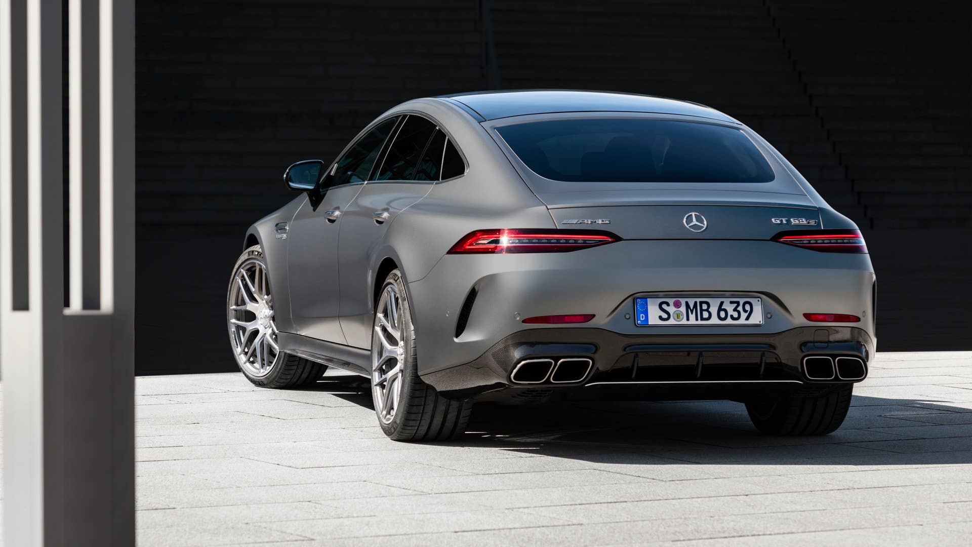 Mercedes-AMG GT 63 S 4MATIC+ (Kraftstoffverbrauch kombiniert WLTP: 13,5–13,0 l/100 km, CO2-Emissionen kombiniert WLTP: 308–295 g/km); 2022; Exterieur: selenitgrau magno; Interieur: Leder Exklusiv Nappa titangrau pearl/schwarz mit gelben Kontrastziernähten, Performance Lenkrad in Leder Nappa mit Lenkradtasten // Mercedes-AMG GT 63 S 4MATIC+ (fuel consumption combined WLTP: 13.5–13.0 l/100 km, CO2 emissions combined WLTP: 308–295 g/km); 2022; exterior: selenite grey magno; interior: exclusive leather nappa titan grey pearl/black with yellow stitching, steering wheel in nappa leather with steering wheel buttons