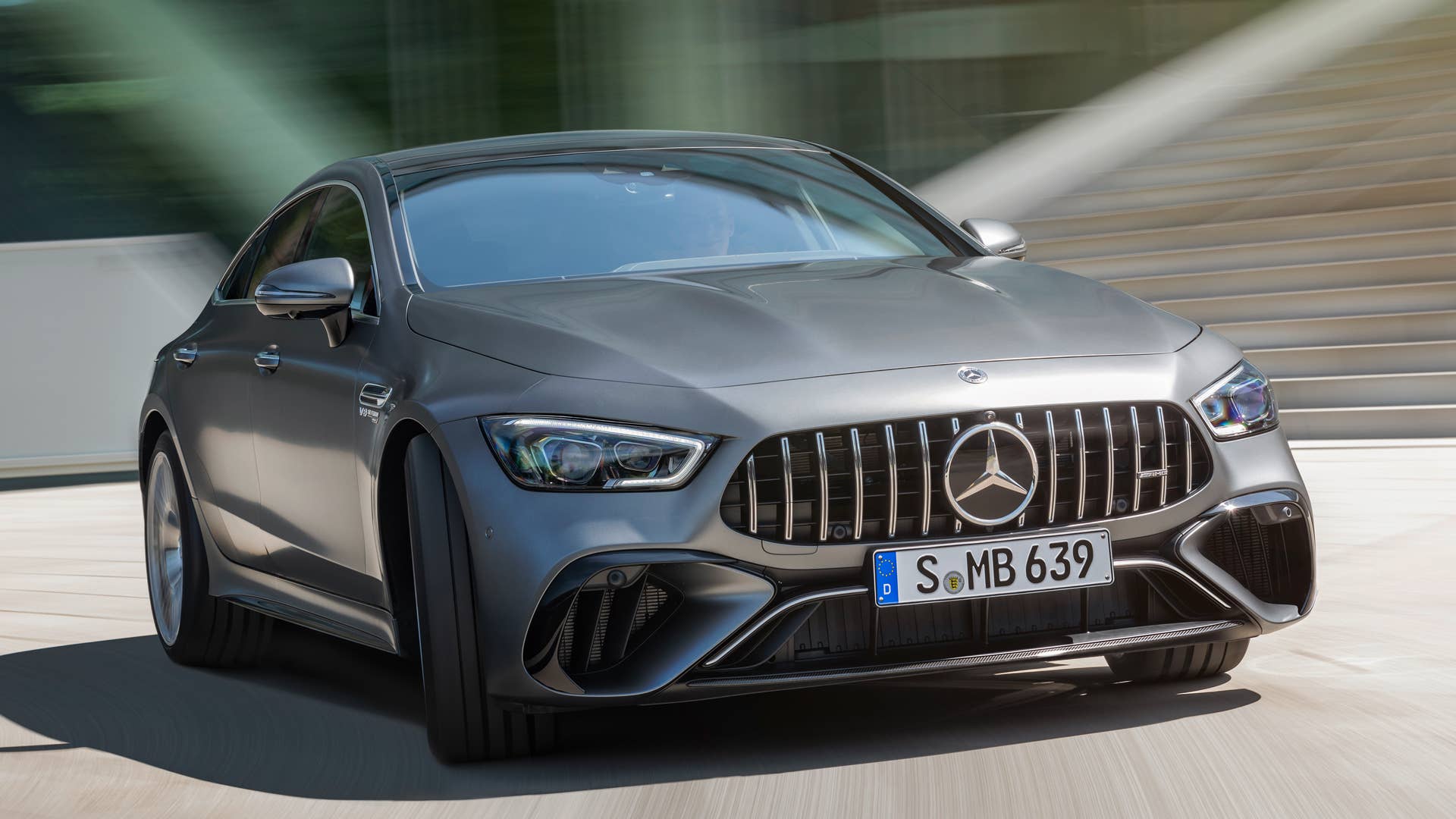 Mercedes-AMG GT 63 S 4MATIC+ (Kraftstoffverbrauch kombiniert WLTP: 13,5–13,0 l/100 km, CO2-Emissionen kombiniert WLTP: 308–295 g/km); 2022; Exterieur: selenitgrau magno; Interieur: Leder Exklusiv Nappa titangrau pearl/schwarz mit gelben Kontrastziernähten, Performance Lenkrad in Leder Nappa mit Lenkradtasten // Mercedes-AMG GT 63 S 4MATIC+ (fuel consumption combined WLTP: 13.5–13.0 l/100 km, CO2 emissions combined WLTP: 308–295 g/km); 2022; exterior: selenite grey magno; interior: exclusive leather nappa titan grey pearl/black with yellow stitching, steering wheel in nappa leather with steering wheel buttons