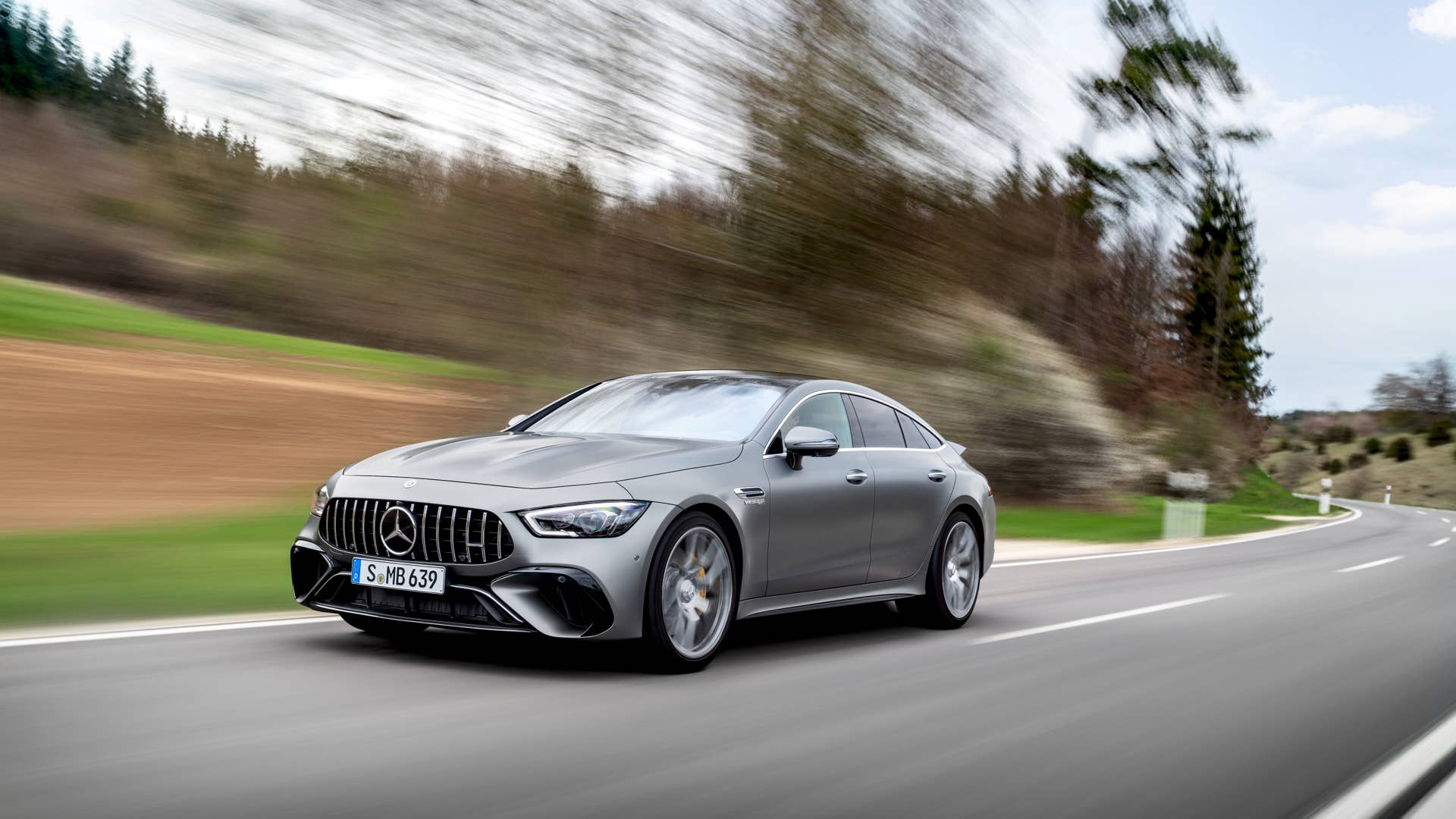 Mercedes-AMG GT 63 S 4MATIC+ (Kraftstoffverbrauch kombiniert WLTP: 13,5–13,0 l/100 km, CO2-Emissionen kombiniert WLTP: 308–295 g/km); 2022; Exterieur: selenitgrau magno; Interieur: Leder Exklusiv Nappa titangrau pearl/schwarz mit gelben Kontrastziernähten, Performance Lenkrad in Leder Nappa mit Lenkradtasten // Mercedes-AMG GT 63 S 4MATIC+ (fuel consumption combined WLTP: 13.5–13.0 l/100 km, CO2 emissions combined WLTP: 308–295 g/km); 2022; exterior: selenite grey magno; interior: exclusive leather nappa titan grey pearl/black with yellow stitching, steering wheel in nappa leather with steering wheel buttons