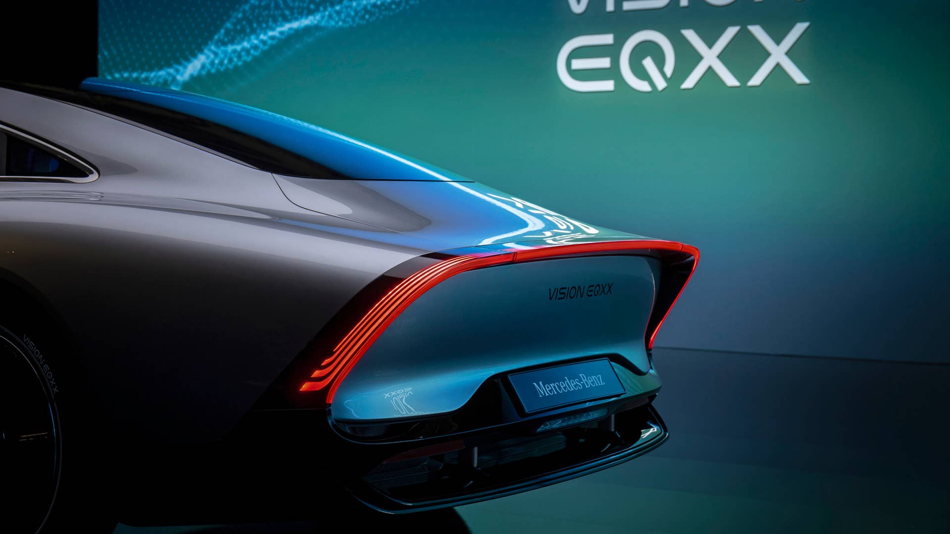 Der VISION EQXX zeigt, wie sich Mercedes-Benz die Zukunft des Elektroautos vorstellt. Das Auto hat eine Reichweite von mehr als 1.000 Kilometern und einen Energieverbrauch von weniger als 10 kWh pro 100 Kilometer. Der VISION EQXX steht für neue Maßstäbe hinsichtlich Energieeffizienz und Reichweite im realen Straßenverkehr sowie für die revolutionäre Entwicklung von Elektroautos. // The VISION EQXX is how Mercedes-Benz imagines the future of electric cars. The car has a range of more than 1,000 kilometres with an outstanding energy consumption of less than 10 kWh per 100 kilometres. The VISION EQXX stands for major new advances: it sets new standards in terms of energy efficiency and range in real-life traffic, and revolutionises the development of electric cars.
