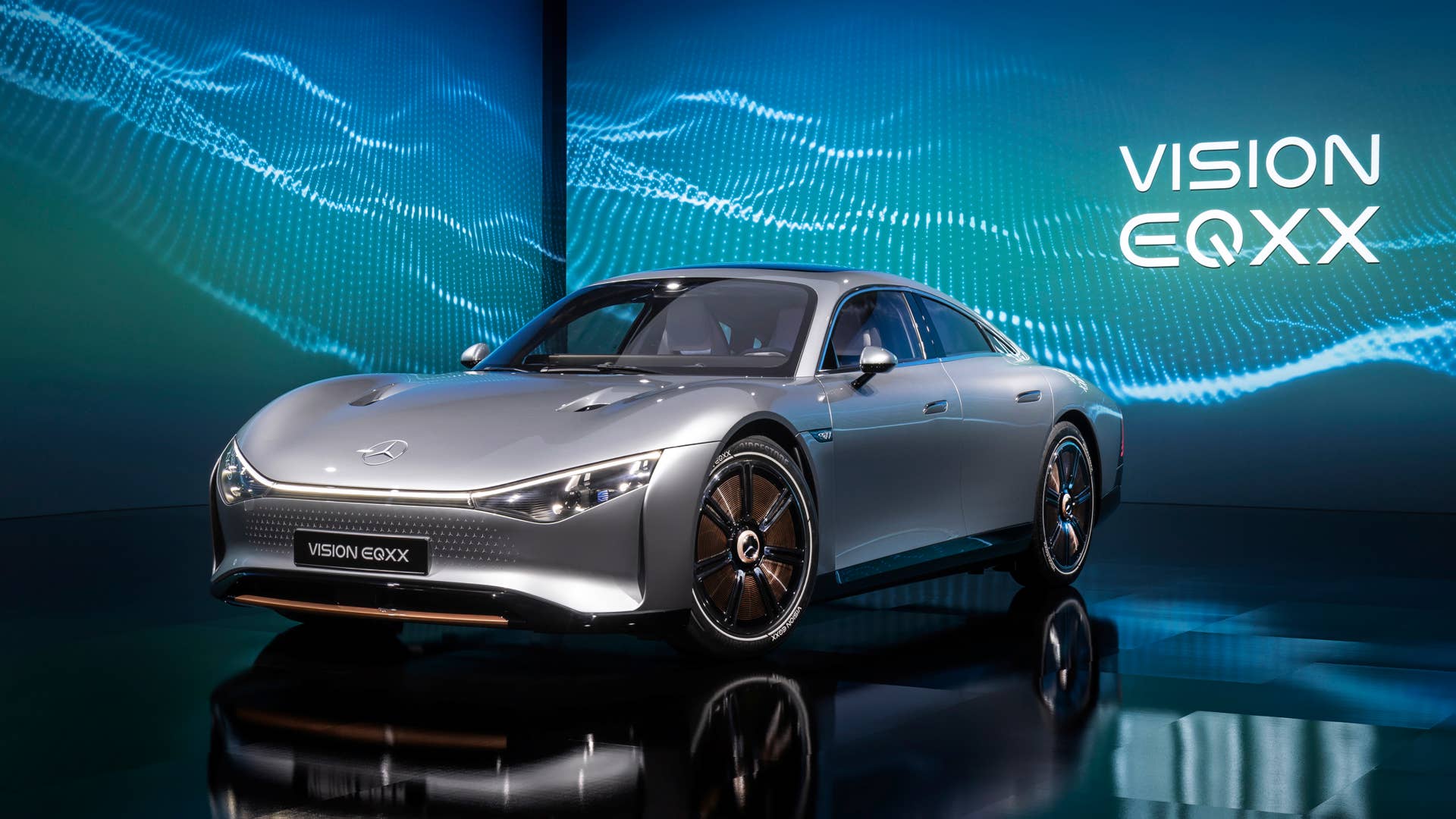 Der VISION EQXX zeigt, wie sich Mercedes-Benz die Zukunft des Elektroautos vorstellt. Das Auto hat eine Reichweite von mehr als 1.000 Kilometern und einen Energieverbrauch von weniger als 10 kWh pro 100 Kilometer. Der VISION EQXX steht für neue Maßstäbe hinsichtlich Energieeffizienz und Reichweite im realen Straßenverkehr sowie für die revolutionäre Entwicklung von Elektroautos. // The VISION EQXX is how Mercedes-Benz imagines the future of electric cars. The car has a range of more than 1,000 kilometres with an outstanding energy consumption of less than 10 kWh per 100 kilometres. The VISION EQXX stands for major new advances: it sets new standards in terms of energy efficiency and range in real-life traffic, and revolutionises the development of electric cars.