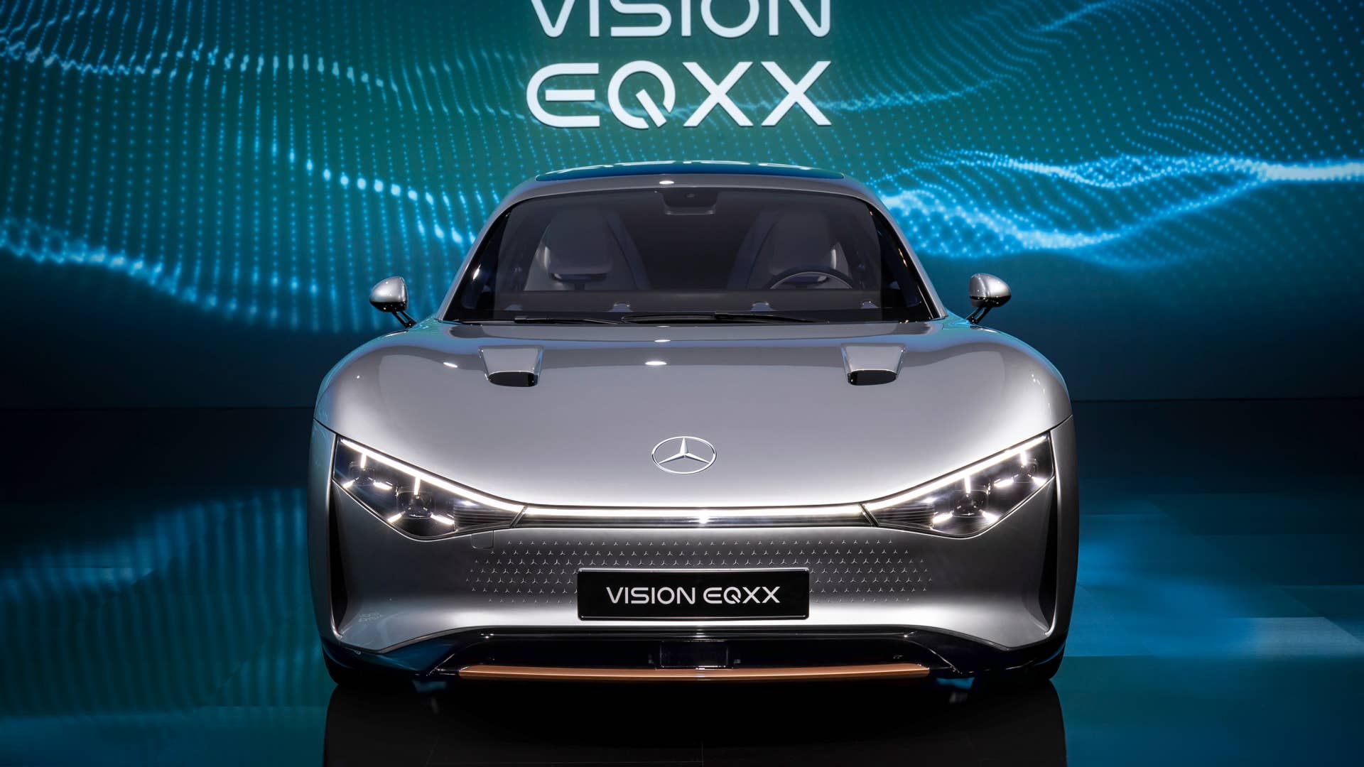 Der VISION EQXX zeigt, wie sich Mercedes-Benz die Zukunft des Elektroautos vorstellt. Das Auto hat eine Reichweite von mehr als 1.000 Kilometern und einen Energieverbrauch von weniger als 10 kWh pro 100 Kilometer. Der VISION EQXX steht für neue Maßstäbe hinsichtlich Energieeffizienz und Reichweite im realen Straßenverkehr sowie für die revolutionäre Entwicklung von Elektroautos. // The VISION EQXX is how Mercedes-Benz imagines the future of electric cars. The car has a range of more than 1,000 kilometres with an outstanding energy consumption of less than 10 kWh per 100 kilometres. The VISION EQXX stands for major new advances: it sets new standards in terms of energy efficiency and range in real-life traffic, and revolutionises the development of electric cars.