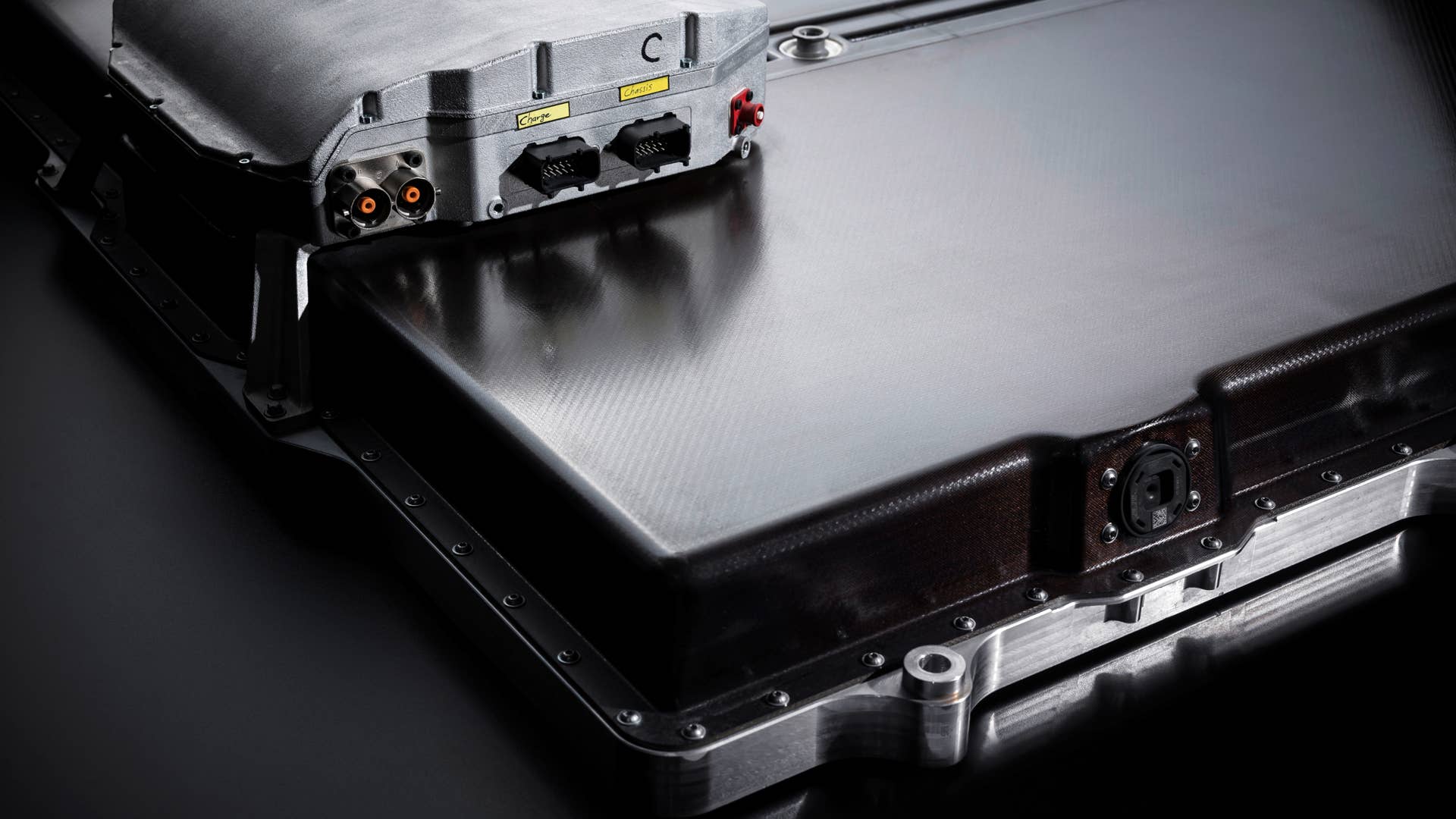 Das Batteriepaket des VISION EQXX speichert annähernd 100 kWh Energie bei 50 Prozent weniger Volumen und 30 Prozent weniger Gewicht als das in dieser Hinsicht weltbeste Batteriepaket des EQS. // The battery pack in the VISION EQXX holds almost 100 kWh of energy, yet has 50% less volume and is 30% lighter than the already benchmark pack in EQS.