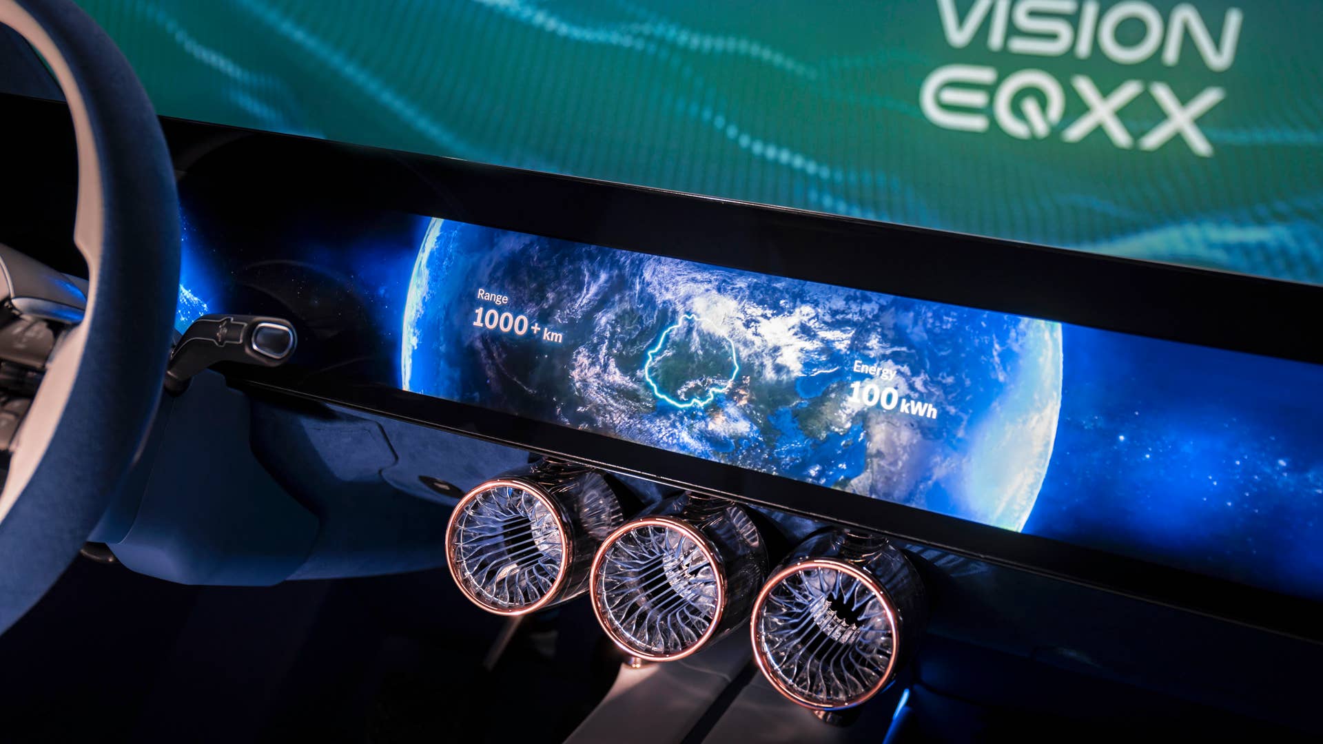 UI/UX im VISION EQXX: Das Benutzererlebnis im VISION EQXX katapultiert uns in eine intelligente, softwaregesteuerte Zukunft. Mit einem beeindruckenden Design und intuitiv bedienbar erstreckt sich das erste komplett nahtlose Display in einem Mercedes-Benz über 47,5 Zoll von einer A-Säule zur anderen. // UI/UX in the VISION EQXX: The user interface and user experience inside the VISION EQXX catapults us into a highly responsive, intelligent and software-driven future. Stunning to look at, intuitive to work with and in tune with the human mind, the first ever completely seamless display in a Mercedes-Benz spans 47.5 inches from one A-pillar to the other.