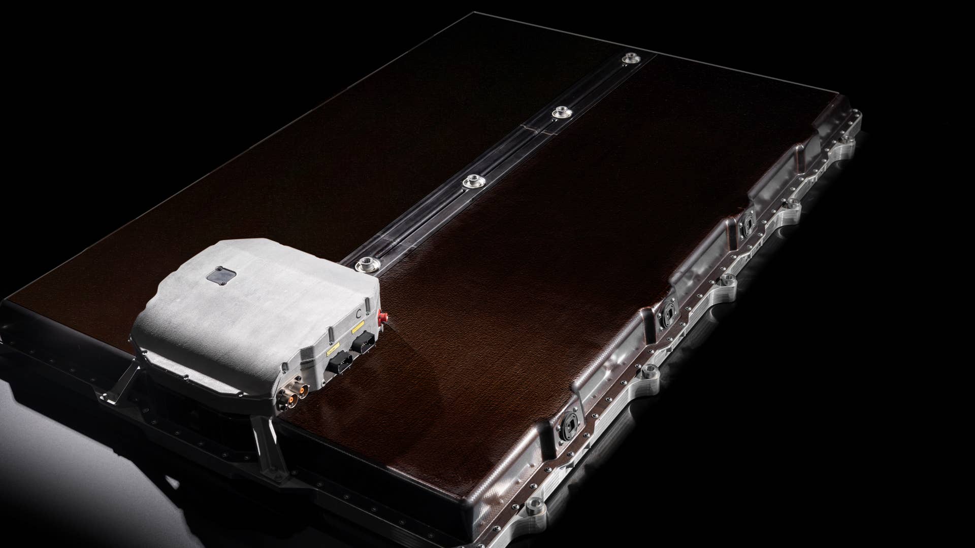 Das Batteriepaket des VISION EQXX speichert annähernd 100 kWh Energie bei 50 Prozent weniger Volumen und 30 Prozent weniger Gewicht als das in dieser Hinsicht weltbeste Batteriepaket des EQS. // The battery pack in the VISION EQXX holds almost 100 kWh of energy, yet has 50% less volume and is 30% lighter than the already benchmark pack in EQS.
