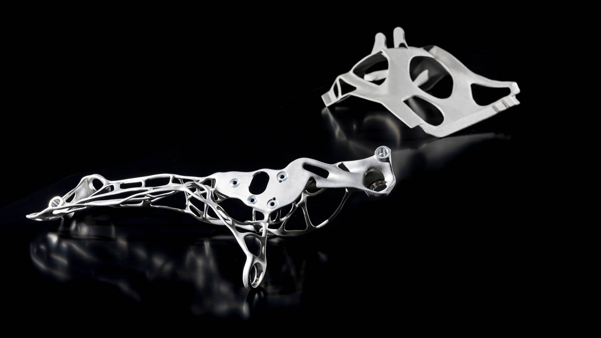 BIONICAST ist ein eingetragenes Markenzeichen von Mercedes-Benz für Gussteile, die nach natürliche, bionischen Prinzipien konstruiert sind. Beispielsweise sind die Träger der Scheibenwischer des VISION EQXX nach bionischen Prinzipien gestaltet. // BIONICAST is a Mercedes-Benz registered trademark applied to structural castings engineered according to the principles of nature. For example, the bracket carrying the windscreen wipers of the VISION EQXX is designed using principles of bionic engineering.