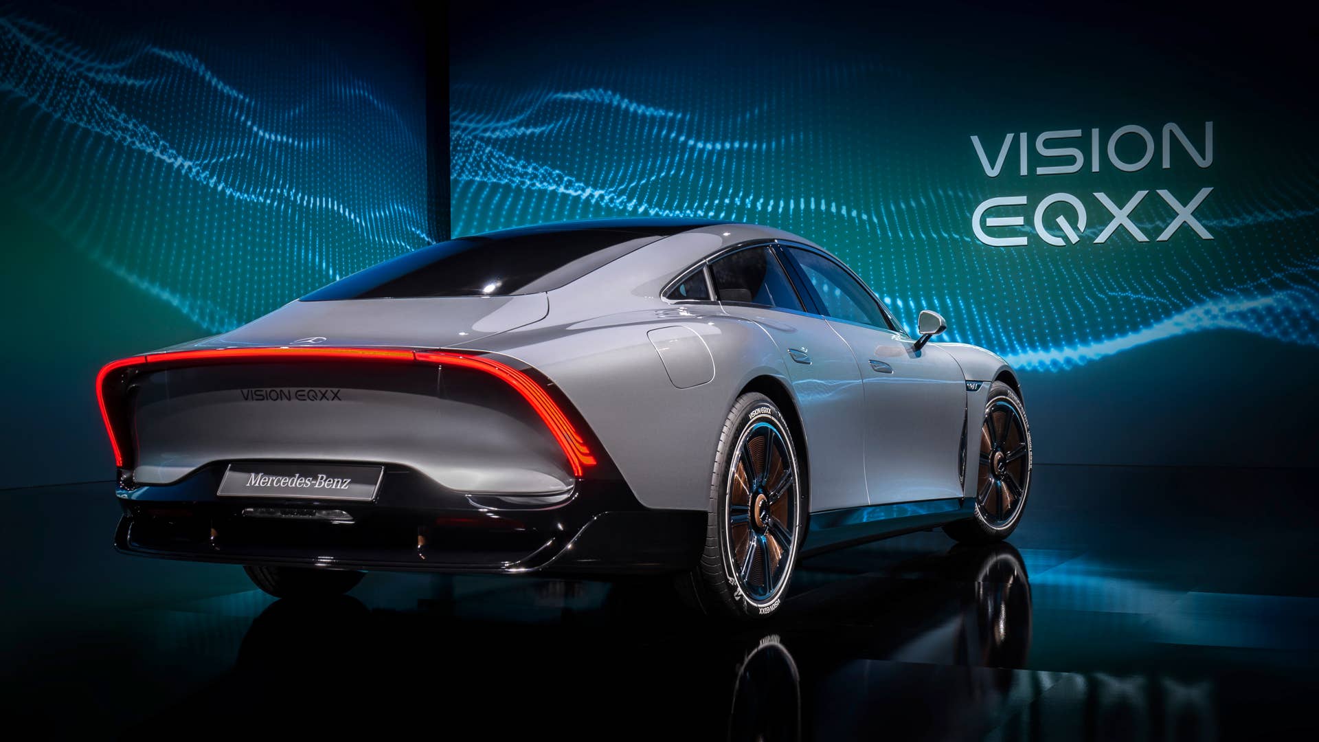 Der VISION EQXX zeigt, wie sich Mercedes-Benz die Zukunft des Elektroautos vorstellt. Das Auto hat eine Reichweite von mehr als 1.000 Kilometern und einen Energieverbrauch von weniger als 10 kWh pro 100 Kilometer. Der VISION EQXX steht für neue Maßstäbe hinsichtlich Energieeffizienz und Reichweite im realen Straßenverkehr sowie für die revolutionäre Entwicklung von Elektroautos. // The VISION EQXX is how Mercedes-Benz imagines the future of electric cars. The car has a range of more than 1,000 kilometres with an outstanding energy consumption of less than 10 kWh per 100 kilometres. The VISION EQXX stands for major new advances: it sets new standards in terms of energy efficiency and range in real-life traffic, and revolutionises the development of electric cars.