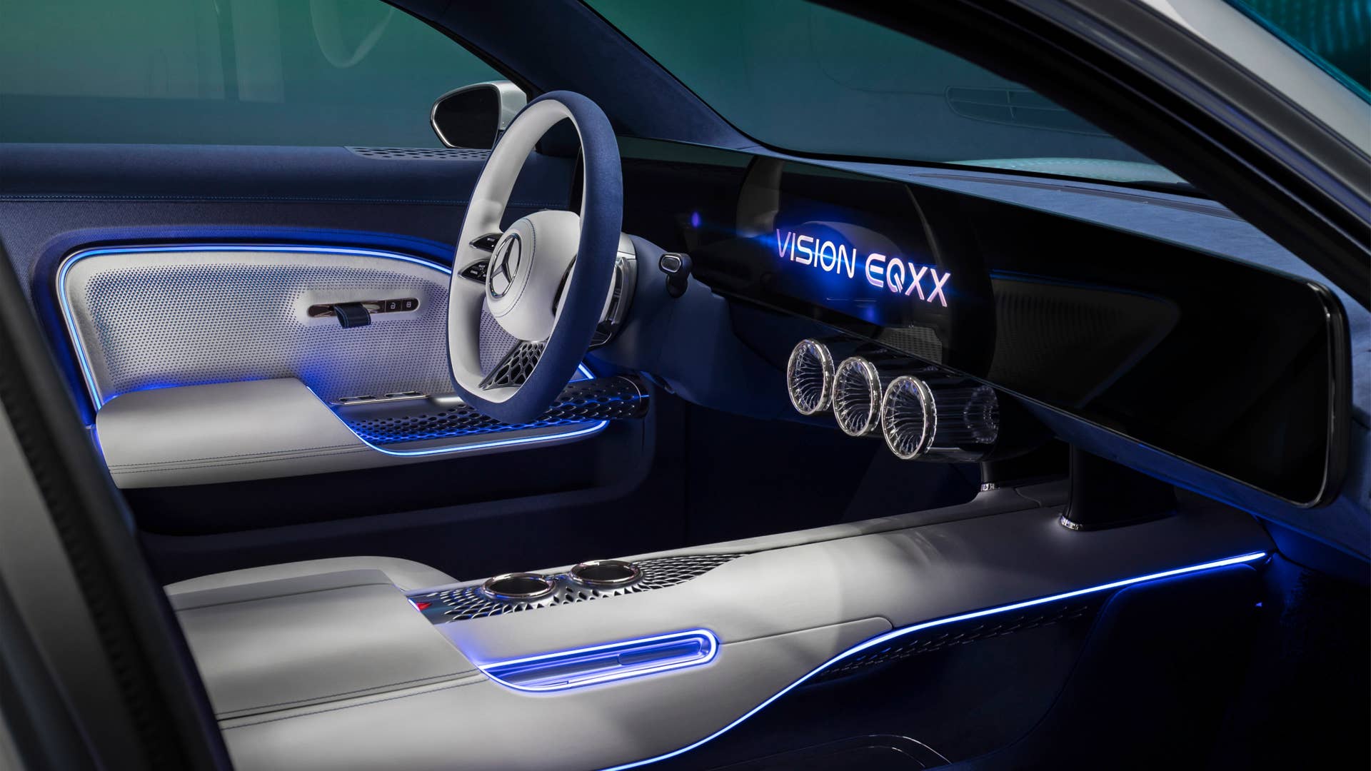 UI/UX im VISION EQXX: Das Benutzererlebnis im VISION EQXX katapultiert uns in eine intelligente, softwaregesteuerte Zukunft. Mit einem beeindruckenden Design und intuitiv bedienbar erstreckt sich das erste komplett nahtlose Display in einem Mercedes-Benz über 47,5 Zoll von einer A-Säule zur anderen. // UI/UX in the VISION EQXX: The user interface and user experience inside the VISION EQXX catapults us into a highly responsive, intelligent and software-driven future. Stunning to look at, intuitive to work with and in tune with the human mind, the first ever completely seamless display in a Mercedes-Benz spans 47.5 inches from one A-pillar to the other.