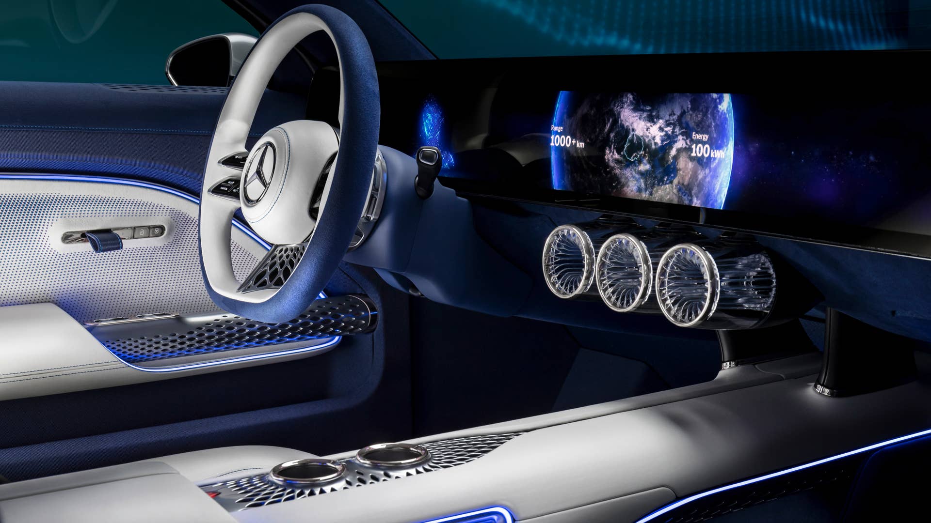 UI/UX im VISION EQXX: Das Benutzererlebnis im VISION EQXX katapultiert uns in eine intelligente, softwaregesteuerte Zukunft. Mit einem beeindruckenden Design und intuitiv bedienbar erstreckt sich das erste komplett nahtlose Display in einem Mercedes-Benz über 47,5 Zoll von einer A-Säule zur anderen. // UI/UX in the VISION EQXX: The user interface and user experience inside the VISION EQXX catapults us into a highly responsive, intelligent and software-driven future. Stunning to look at, intuitive to work with and in tune with the human mind, the first ever completely seamless display in a Mercedes-Benz spans 47.5 inches from one A-pillar to the other.
