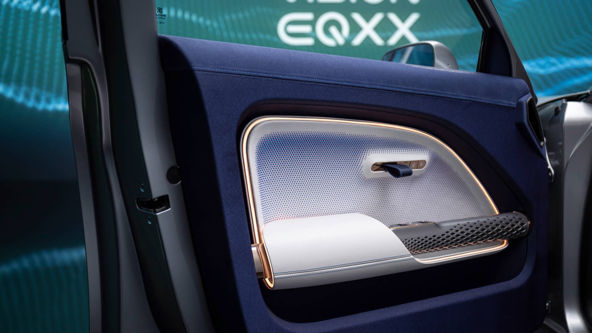 Die Türgriffe im VISION EQXX sind aus der Biosteel-Faser gefertigt. Dabei handelt es sich um eine hochfeste, biotechnologische erzeugte und als vegan zertifiziertes seidenähnliche Gewebe. // The door pulls in the VISION EQXX are made from Biosteel fibre. This high-strength, biotechnology-based and certified-vegan silk-like fabric comes from the inventor of biofabricated (nature-identical) fibre.