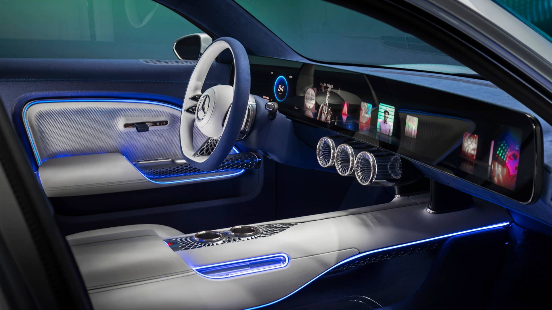 UI/UX im VISION EQXX: Das Benutzererlebnis im VISION EQXX katapultiert uns in eine intelligente, softwaregesteuerte Zukunft. Mit einem beeindruckenden Design und intuitiv bedienbar erstreckt sich das erste komplett nahtlose Display in einem Mercedes-Benz über 47,5 Zoll von einer A-Säule zur anderen. // UI/UX in the VISION EQXX: The user interface and user experience inside the VISION EQXX catapults us into a highly responsive, intelligent and software-driven future. Stunning to look at, intuitive to work with and in tune with the human mind, the first ever completely seamless display in a Mercedes-Benz spans 47.5 inches from one A-pillar to the other.