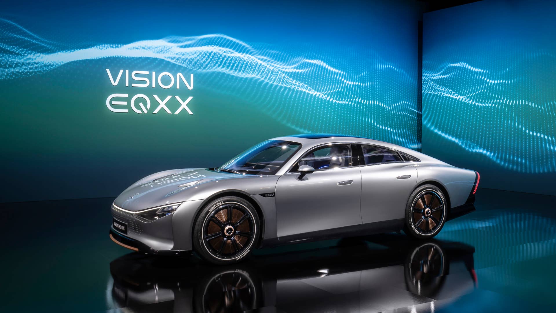 Der VISION EQXX zeigt, wie sich Mercedes-Benz die Zukunft des Elektroautos vorstellt. Das Auto hat eine Reichweite von mehr als 1.000 Kilometern und einen Energieverbrauch von weniger als 10 kWh pro 100 Kilometer. Der VISION EQXX steht für neue Maßstäbe hinsichtlich Energieeffizienz und Reichweite im realen Straßenverkehr sowie für die revolutionäre Entwicklung von Elektroautos. // The VISION EQXX is how Mercedes-Benz imagines the future of electric cars. The car has a range of more than 1,000 kilometres with an outstanding energy consumption of less than 10 kWh per 100 kilometres. The VISION EQXX stands for major new advances: it sets new standards in terms of energy efficiency and range in real-life traffic, and revolutionises the development of electric cars.