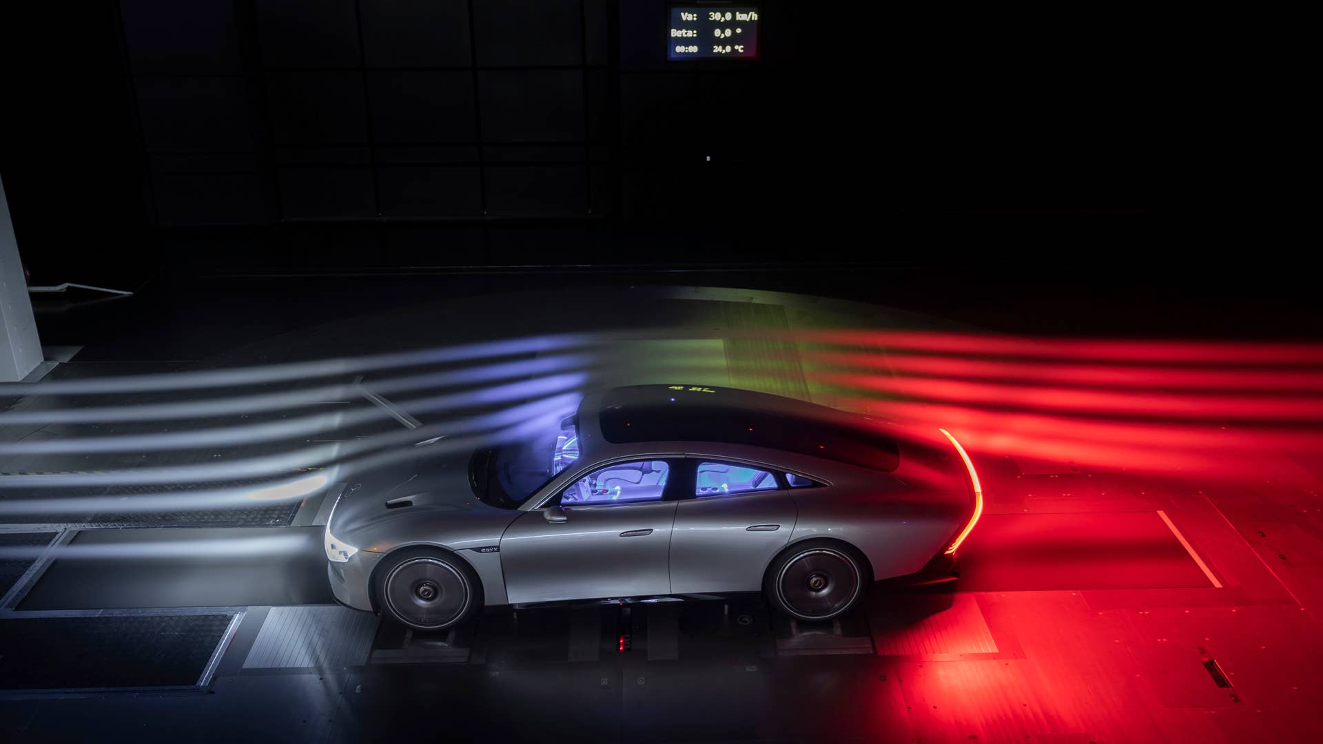 Der VISION EQXX verdankt seinen herausragenden cW-Wert von 0,17 der strömungsförmigen Grundform, der innovativen, aerodynamisch neutralen Kühlplatte im Unterboden und der aufwändigen Integration von passiven und aktiven Aero-Elementen in die Karosserie. // The VISION EQXX owes its outstanding drag coefficient of 0.17 to its streamlined basic shape, the innovative, aerodynamically neutral cooling plate in the underbody and the elaborate integration of passive and active aero elements in the body.