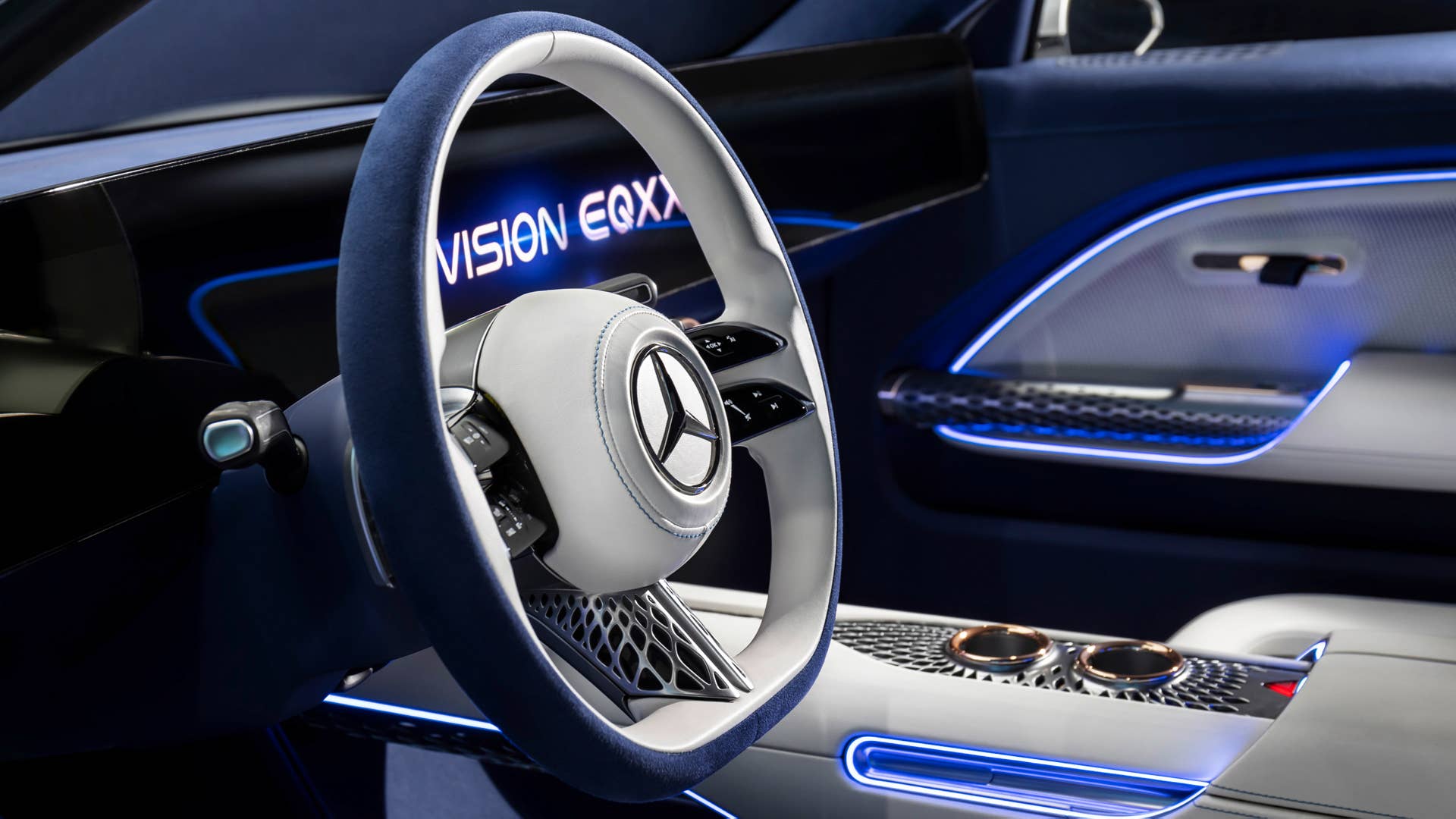 UI/UX im VISION EQXX: Das Benutzererlebnis im VISION EQXX katapultiert uns in eine intelligente, softwaregesteuerte Zukunft. Mit einem beeindruckenden Design und intuitiv bedienbar erstreckt sich das erste komplett nahtlose Display in einem Mercedes-Benz über 47,5 Zoll von einer A-Säule zur anderen. // UI/UX in the VISION EQXX: The user interface and user experience inside the VISION EQXX catapults us into a highly responsive, intelligent and software-driven future. Stunning to look at, intuitive to work with and in tune with the human mind, the first ever completely seamless display in a Mercedes-Benz spans 47.5 inches from one A-pillar to the other.