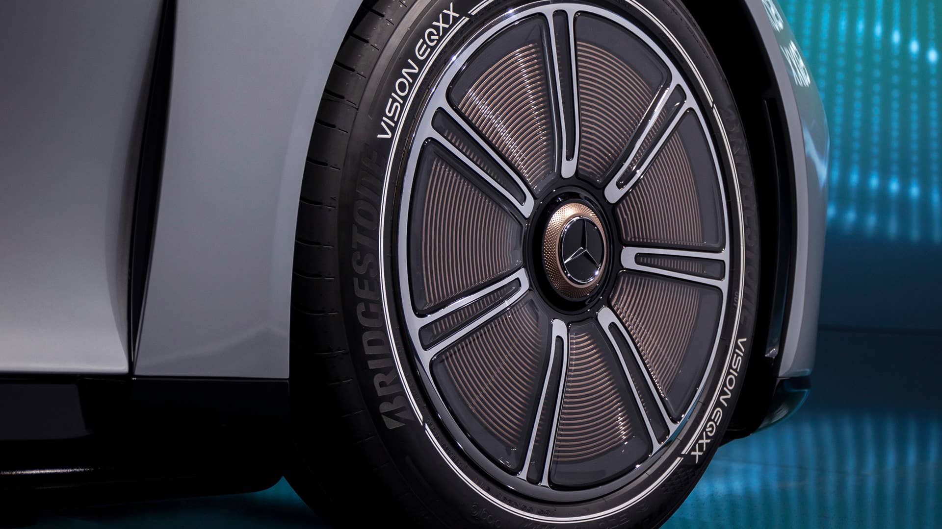 Bei der Entwicklung der Rad-Reifen-Kombination für den VISION EQXX arbeiteten die Ingenieure von Mercedes-Benz mit Reifenexperten von Bridgestone zusammen. Der Technologieträger rollt auf Turanza Eco-Reifen von Bridgestone, die dank der leichten und umweltfreundlichen ENLITEN und ologic-Technologie einen besonders geringen Rollwiderstand gewährleisten. // For the VISION EQXX Mercedes-Benz engineers worked in cooperation with Bridgestone. Together, they took advantage of Bridgestone’s Turanza Eco tyre combined with lightweight and environmentally friendly ENLITEN and ologic technology enabling ultra-low-rolling-resistance.