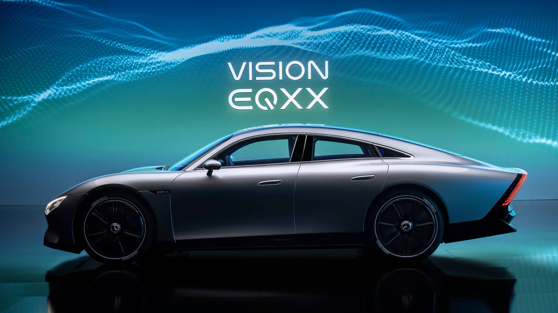 Der VISION EQXX zeigt, wie sich Mercedes-Benz die Zukunft des Elektroautos vorstellt. Das Auto hat eine Reichweite von mehr als 1.000 Kilometern und einen Energieverbrauch von weniger als 10 kWh pro 100 Kilometer. Der VISION EQXX steht für neue Maßstäbe hinsichtlich Energieeffizienz und Reichweite im realen Straßenverkehr sowie für die revolutionäre Entwicklung von Elektroautos. // The VISION EQXX is how Mercedes-Benz imagines the future of electric cars. The car has a range of more than 1,000 kilometres with an outstanding energy consumption of less than 10 kWh per 100 kilometres. The VISION EQXX stands for major new advances: it sets new standards in terms of energy efficiency and range in real-life traffic, and revolutionises the development of electric cars.