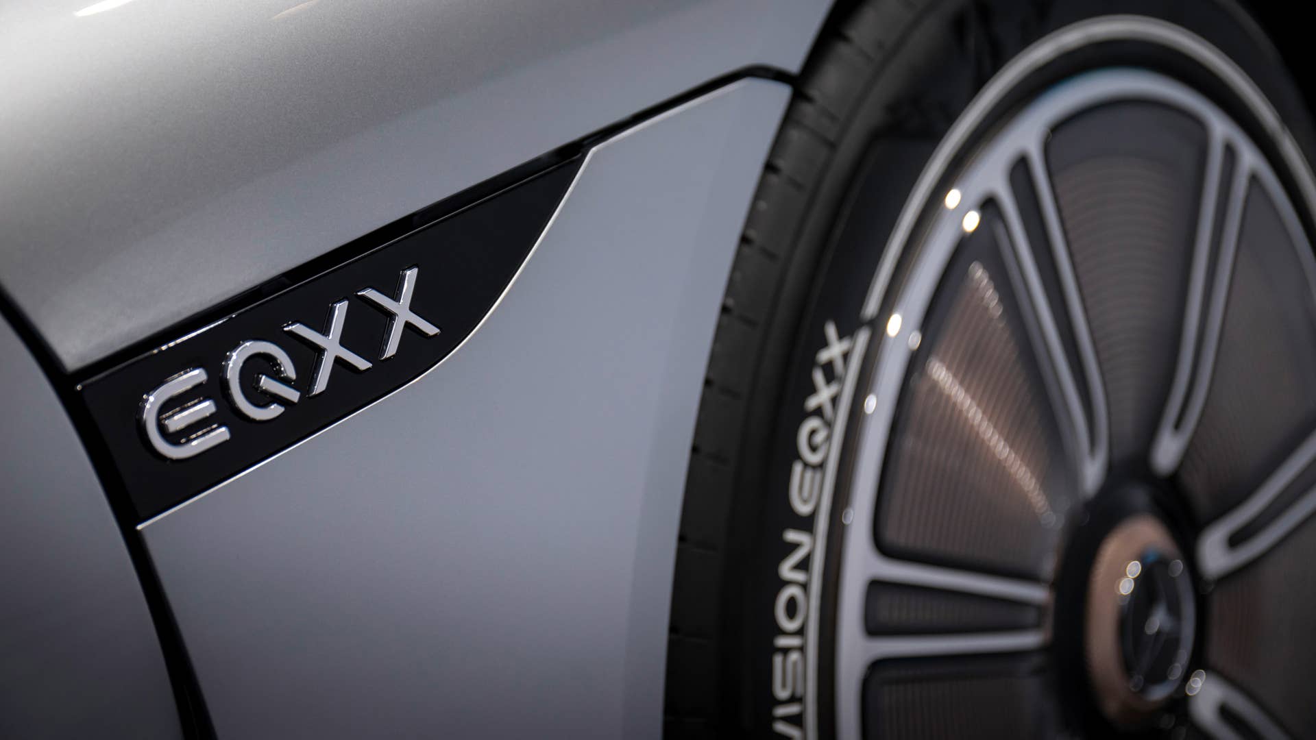 Bei der Entwicklung der Rad-Reifen-Kombination für den VISION EQXX arbeiteten die Ingenieure von Mercedes-Benz mit Reifenexperten von Bridgestone zusammen. Der Technologieträger rollt auf Turanza Eco-Reifen von Bridgestone, die dank der leichten und umweltfreundlichen ENLITEN und ologic-Technologie einen besonders geringen Rollwiderstand gewährleisten. // For the VISION EQXX Mercedes-Benz engineers worked in cooperation with Bridgestone. Together, they took advantage of Bridgestone’s Turanza Eco tyre combined with lightweight and environmentally friendly ENLITEN and ologic technology enabling ultra-low-rolling-resistance.