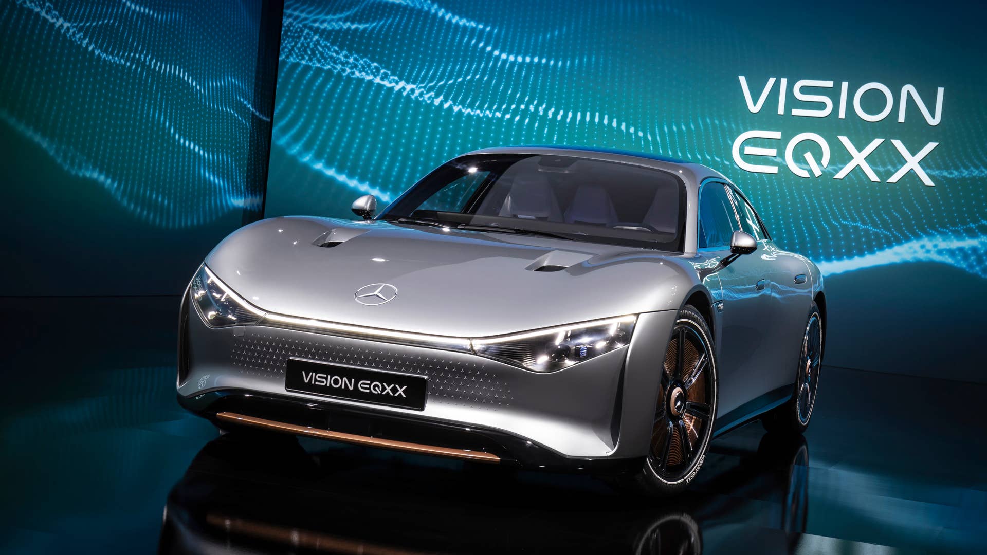 Der VISION EQXX zeigt, wie sich Mercedes-Benz die Zukunft des Elektroautos vorstellt. Das Auto hat eine Reichweite von mehr als 1.000 Kilometern und einen Energieverbrauch von weniger als 10 kWh pro 100 Kilometer. Der VISION EQXX steht für neue Maßstäbe hinsichtlich Energieeffizienz und Reichweite im realen Straßenverkehr sowie für die revolutionäre Entwicklung von Elektroautos. // The VISION EQXX is how Mercedes-Benz imagines the future of electric cars. The car has a range of more than 1,000 kilometres with an outstanding energy consumption of less than 10 kWh per 100 kilometres. The VISION EQXX stands for major new advances: it sets new standards in terms of energy efficiency and range in real-life traffic, and revolutionises the development of electric cars.