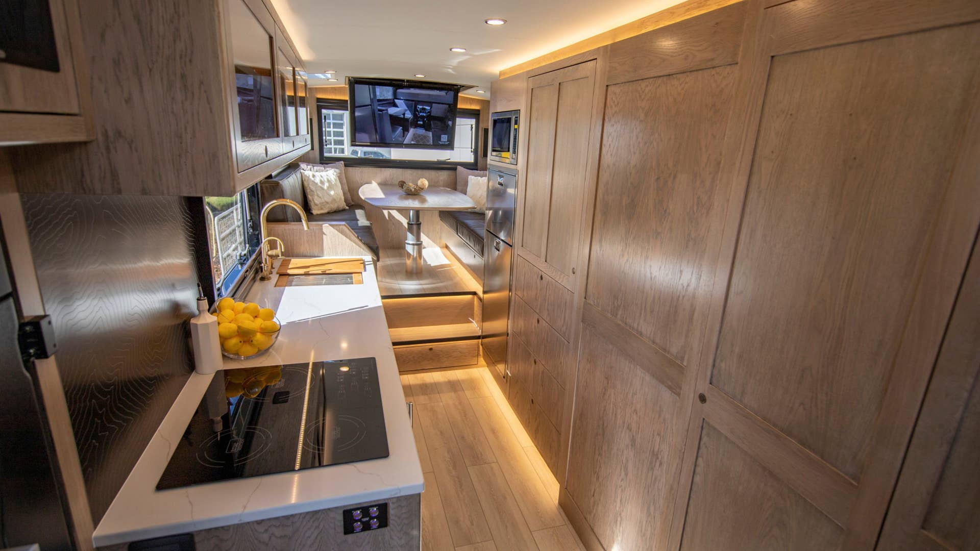 EarthRoamer SX is for living large, in charge, and off the grid - Autoblog
