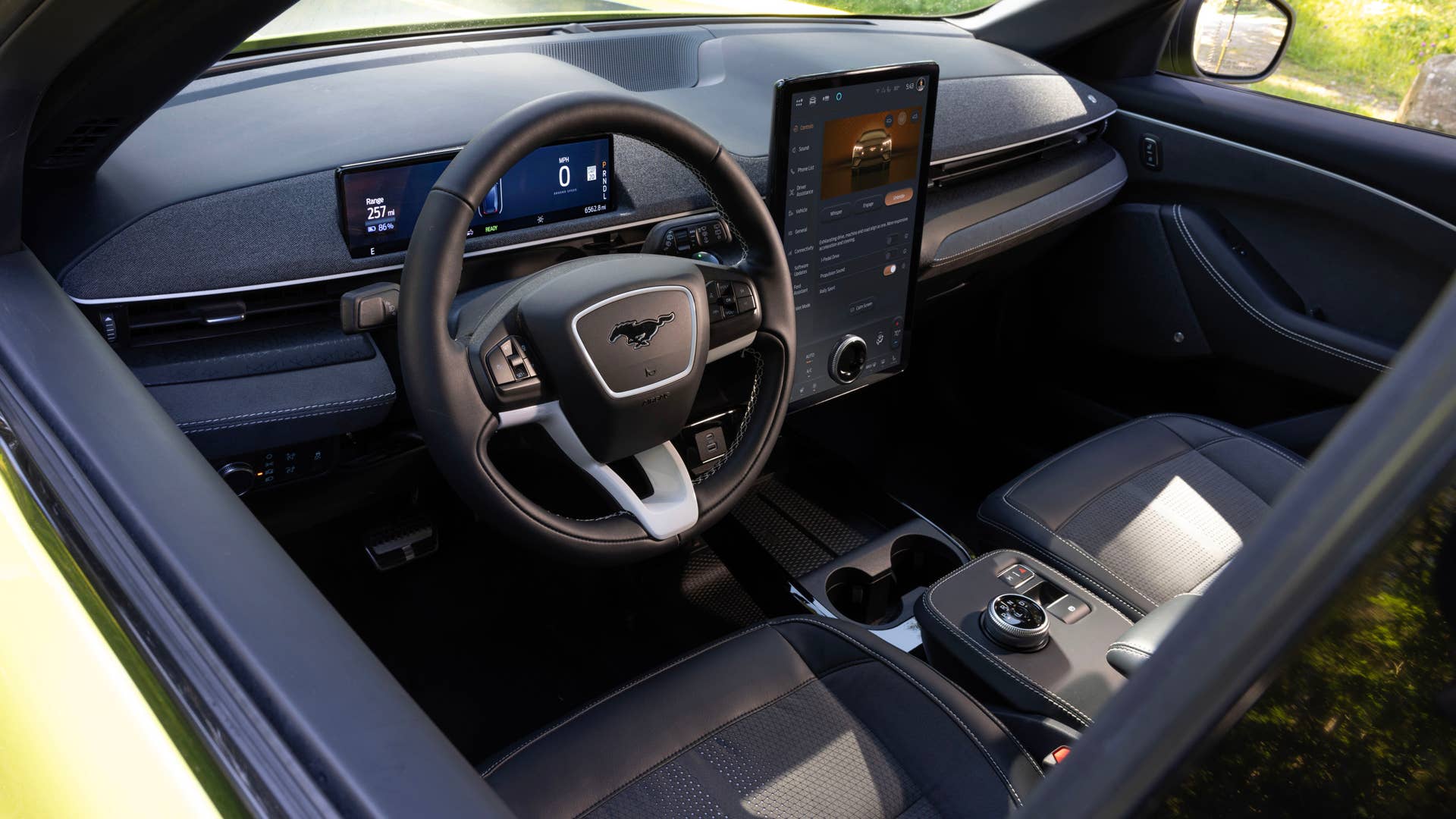 (Prototype model shown with avilable Ford accessories. Simulation and screens are not representative. Actual screens vary depending on make and model.)