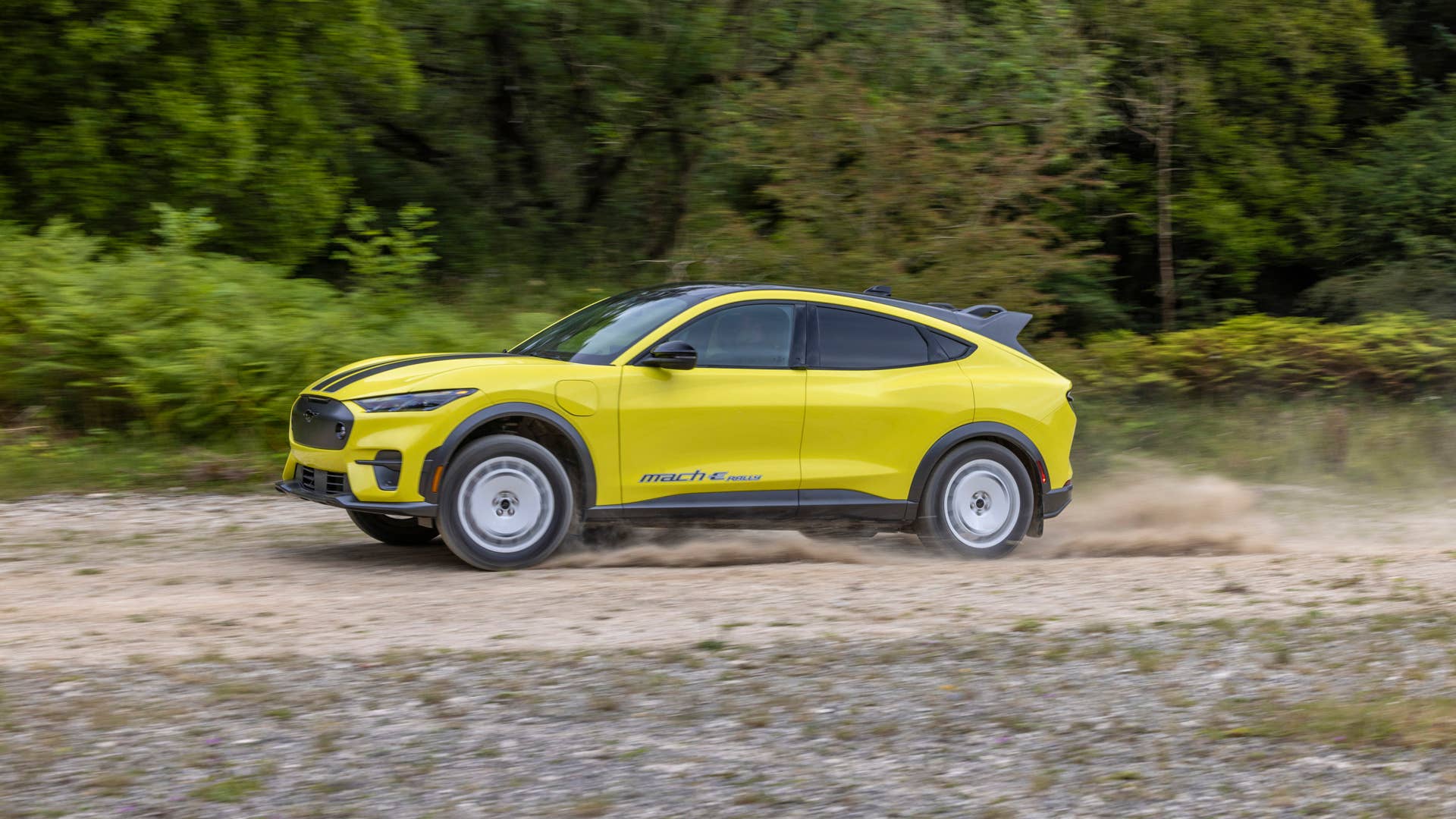 (Prototype model shown with avilable Ford accessories. Always consult the Owner’s Manual before off-road driving, know your terrain and trail difficulty, and use appropriate safety gear.)