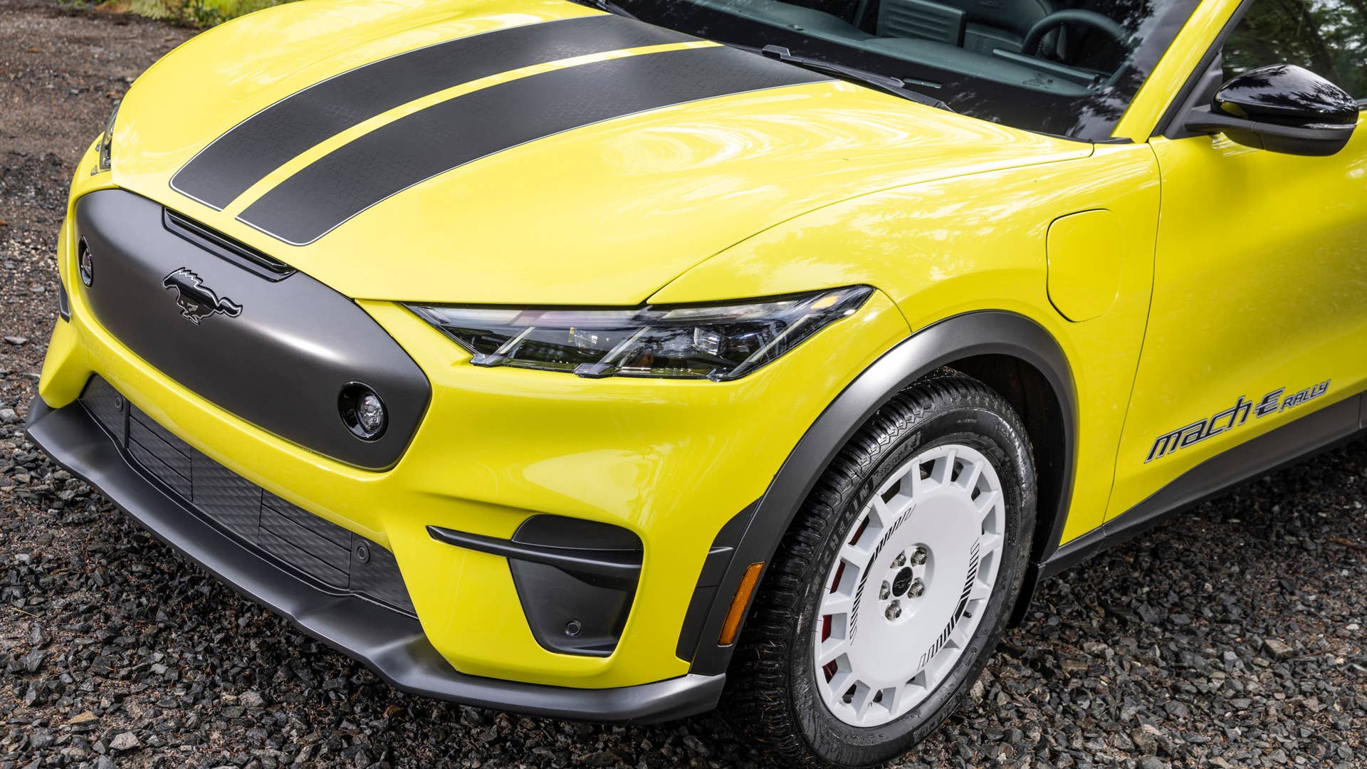 (Prototype model shown with avilable Ford accessories. Always consult the Owner’s Manual before off-road driving, know your terrain and trail difficulty, and use appropriate safety gear.)
