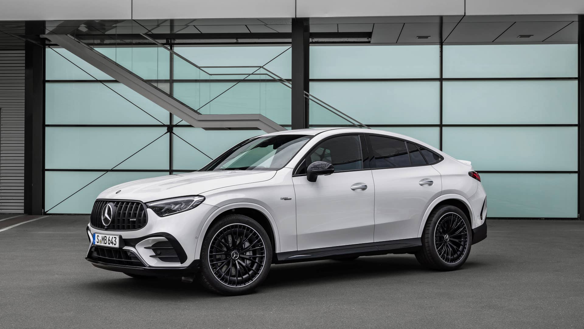 Mercedes-AMG GLC 43 4MATIC Coupé (Kraftstoffverbrauch kombiniert 10,2-9,8 l/100 km, CO2-Emissionen kombiniert 232-223 g/km) Exterieur: MANUFAKTUR opalithweiß bright; Interieur: Leder Lugano schwarz mit roter Ziernaht // Mercedes-AMG GLC 43 4MATIC Coupé (combined fuel consumption, weighted: 10.2-9.8 l/100 km; combined CO2 emissions, weighted: 232-223 g/km) exterior: MANUFAKTUR opalithwhite bright; interior: leather lugano black with red stitching