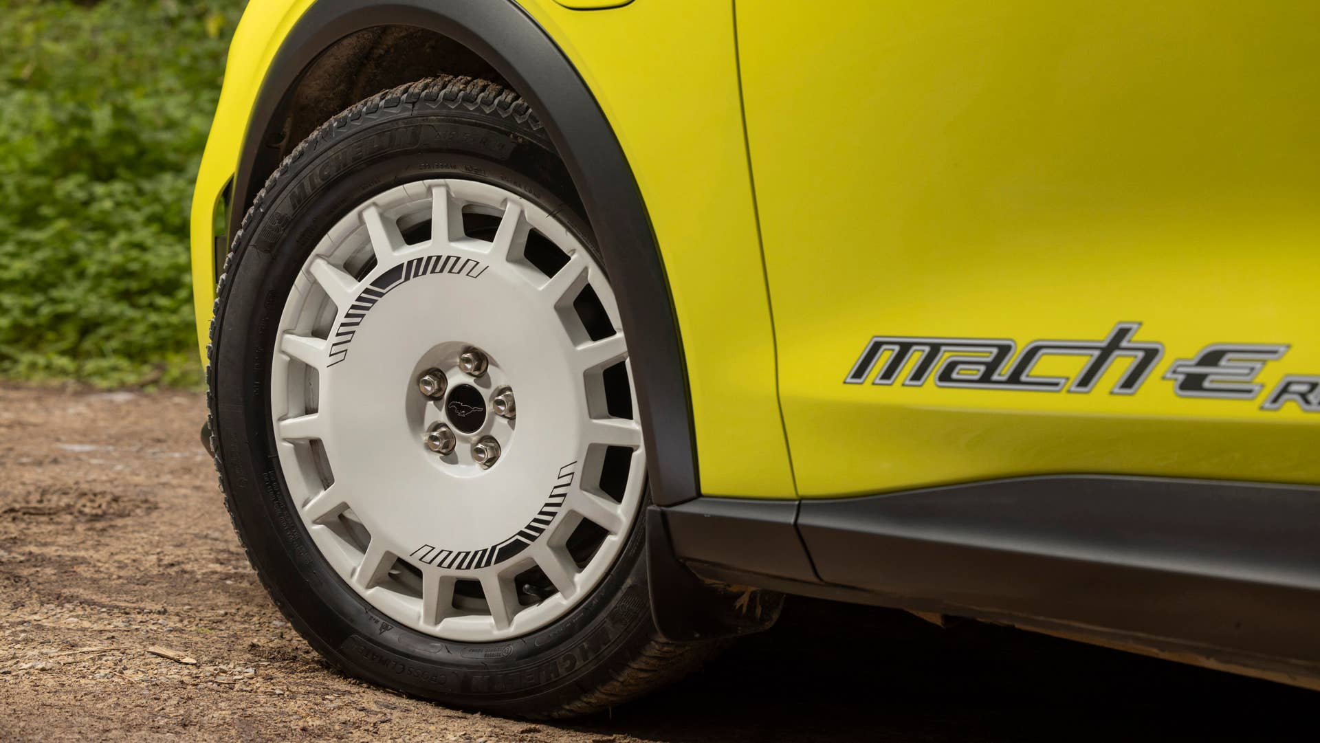 (Prototype model shown with avilable Ford accessories. Always consult the Owner’s Manual before off-road driving, know your terrain and trail difficulty, and use appropriate safety gear.)