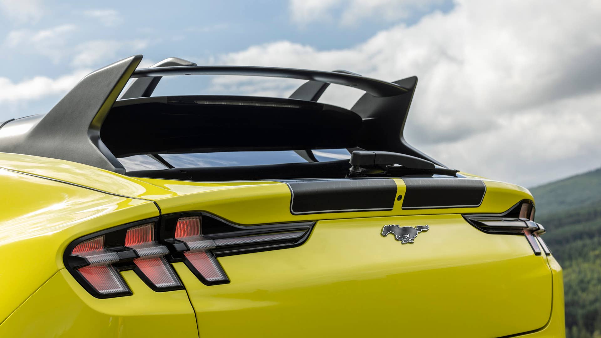 (Prototype model shown with avilable Ford accessories.)