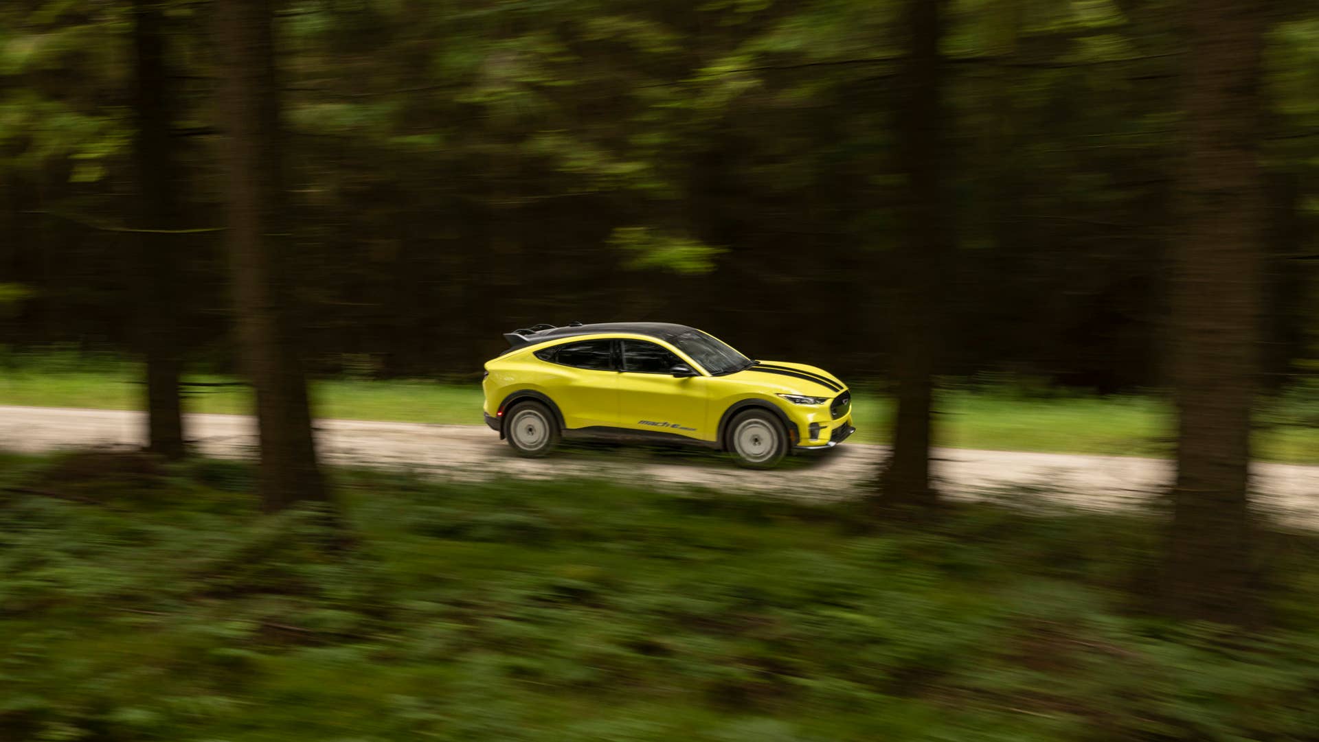 (Prototype model shown with avilable Ford accessories. Always consult the Owner’s Manual before off-road driving, know your terrain and trail difficulty, and use appropriate safety gear.)
