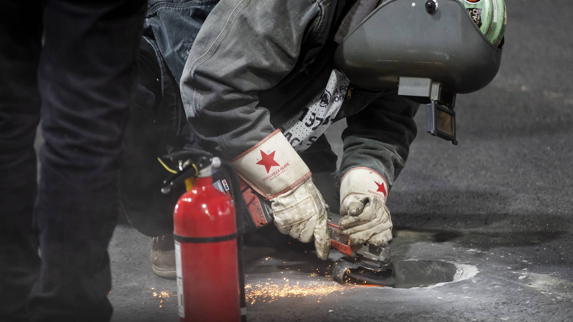 LAS VEGAS - Work on the loose manhole cover caused the 1st free practice to be halted prematurely prior to the Las Vegas Formula 1 Grand Prix at the Las Vegas Strip Circuit in Nevada. ANP SEM VAN DER WAL (Photo by ANP via Getty Images)