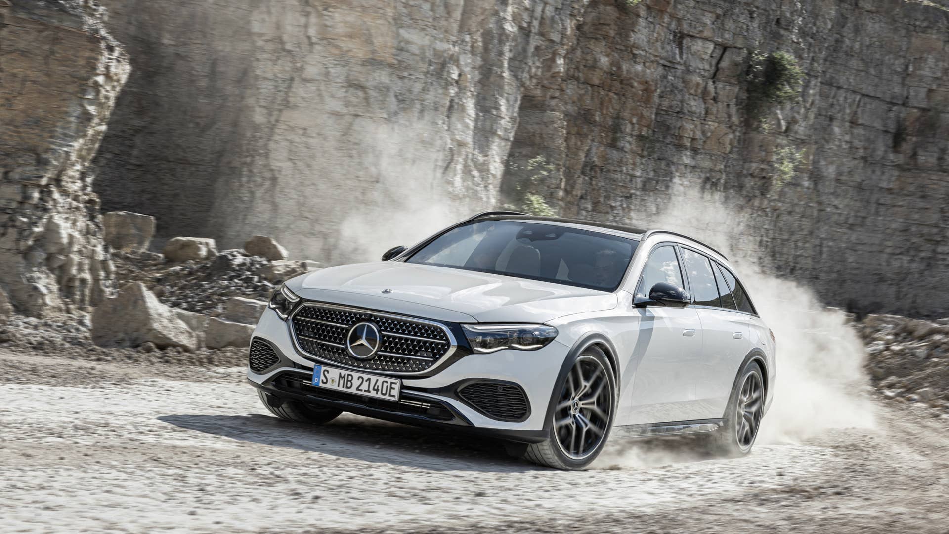 Mercedes-Benz E-Klasse T-Modell All Terrain E 300 de 4MATIC ((vorläufige Angaben) Kraftstoffverbrauch kombiniert, gewichtet (WLTP): 0,9-0,7 l/100 km; Stromverbrauch kombiniert, gewichtet (WLTP): 25,1-23,8 kWh/100 km; CO2-Emissionen kombiniert, gewichtet (WLTP): 22-19 g/km), AVANTGARDE Line, Night Paket; Exterieur: MANUFAKTUR opalithweiß bright; Interieur: Leder macchiatobeige, Zierelemente Holz Ahorn braun offenporig aluminium lines//Mercedes-Benz E-Class Estate All Terrain E 300 de 4MATIC ((preliminary data) Fuel consumption combined, weighted (WLTP): 0.9-0.7 l/100 km; Power consumption combined, weighted (WLTP): 25.1-23.8 kWh/100 km; CO2 emissions combined, weighted (WLTP): 22-19 g/km), AVANTGARDE line, night package; exterior: MANUFAKTUR opalith white bright; interior: leather macchiato beige, brown open-pore maple wood trim elements with aluminium lines