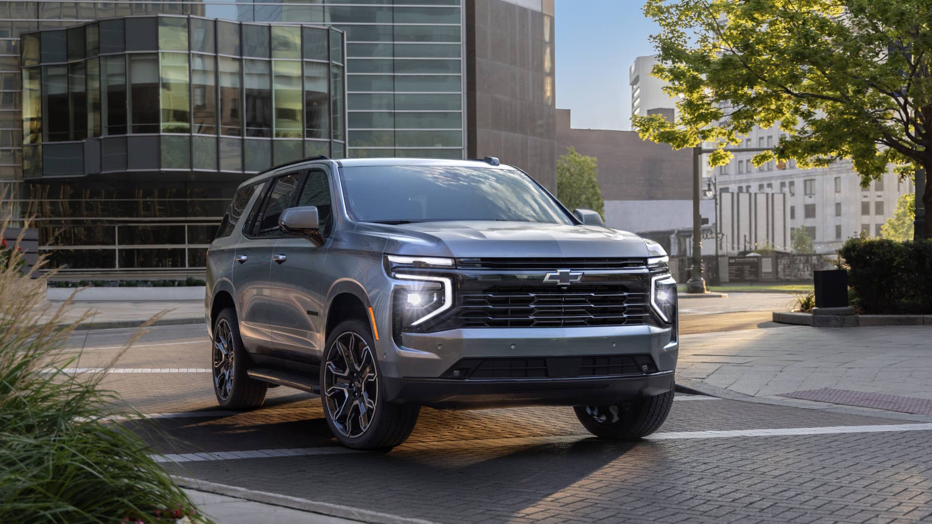 Front 3/4 view of the 2025 Tahoe RST in a city setting