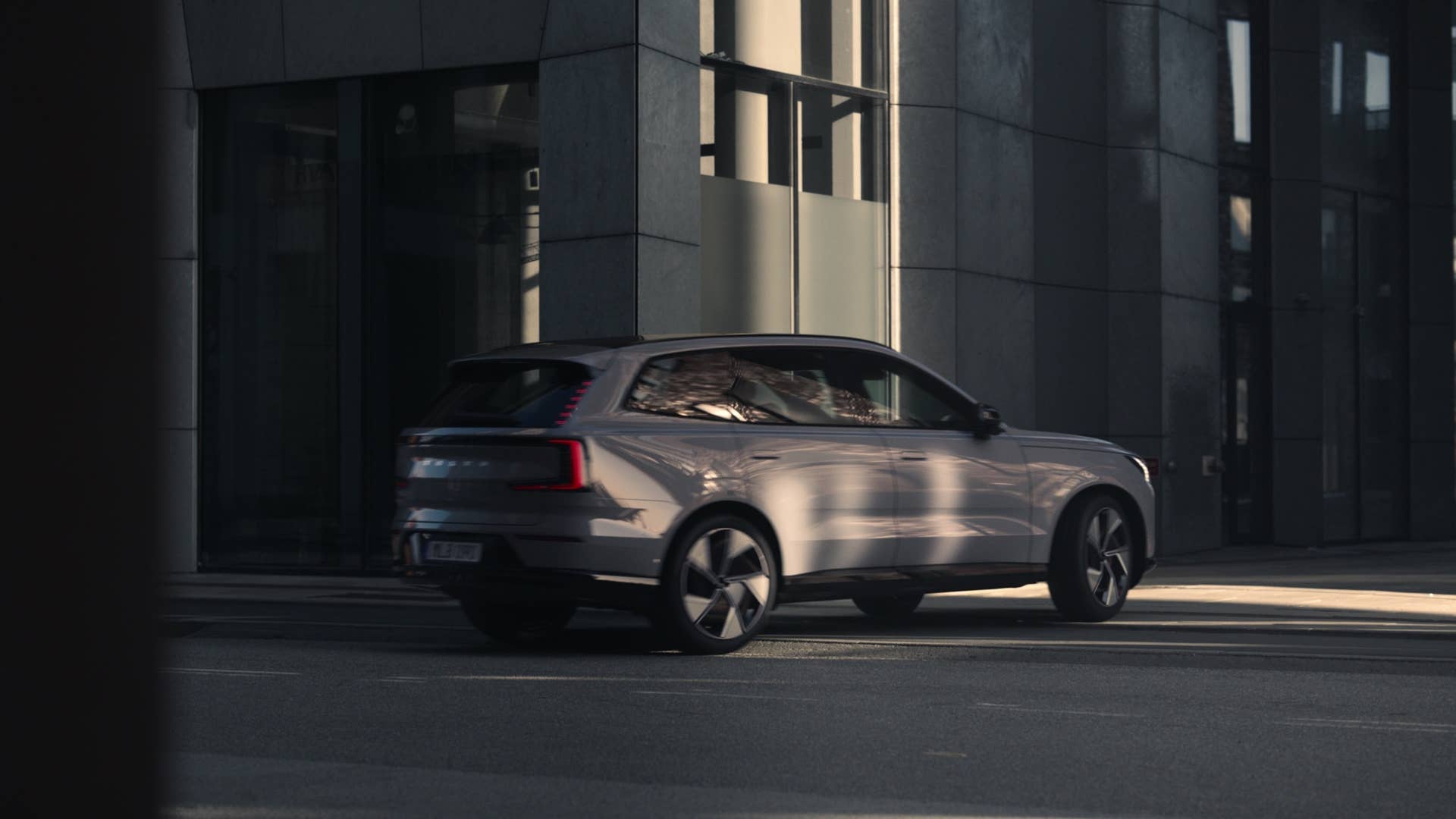 Volvo EX90 running footage
