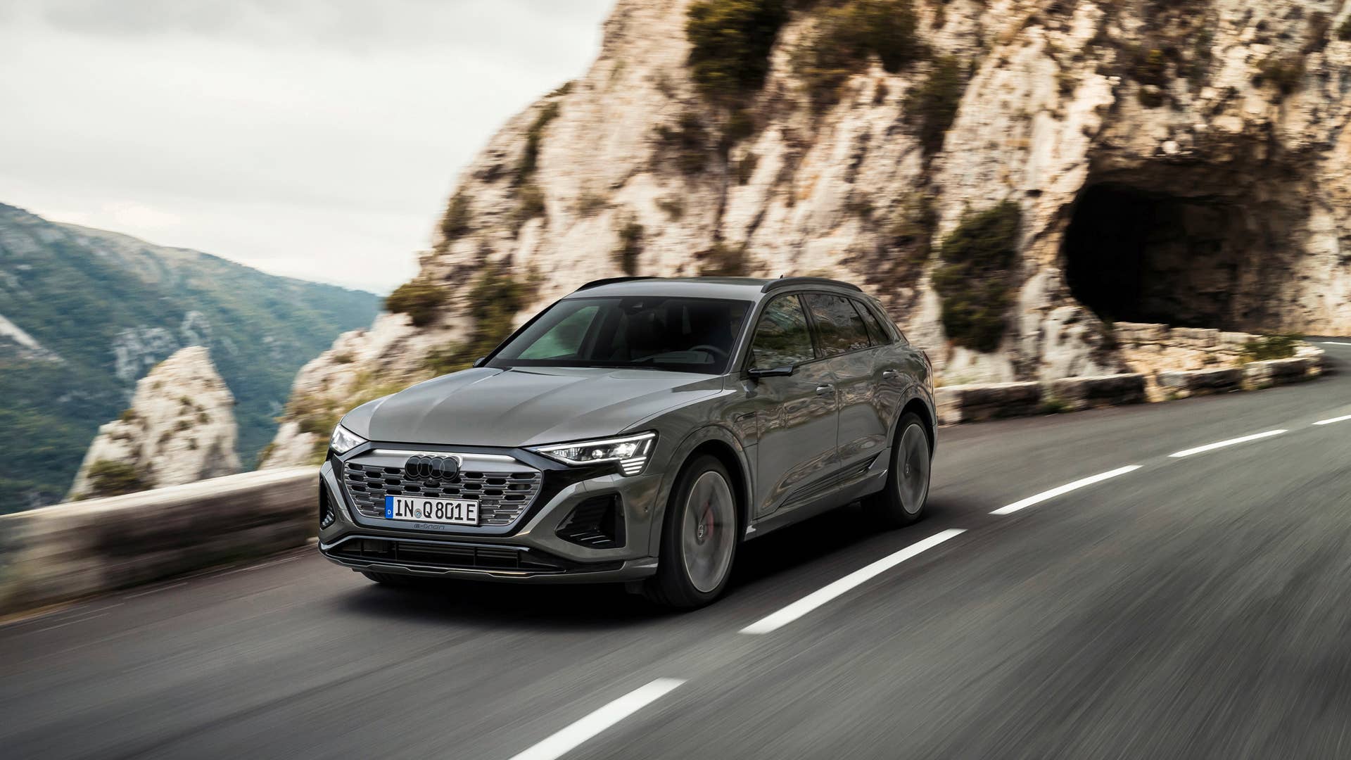 Dynamic photo, Colour: Chronos Gray metallic.