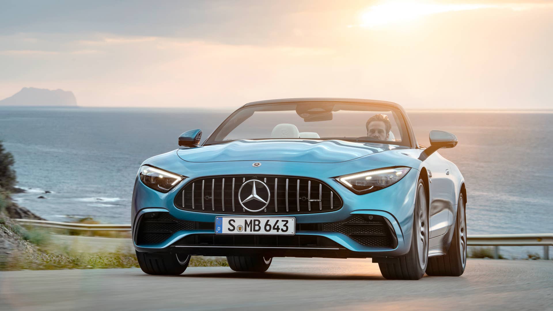 Mercedes-AMG SL 43 Roadster | Kraftstoffverbrauch kombiniert: 9,4-8,9 l/100 km | CO₂-Emissionen kombiniert: 214-201 g/km* Exterieur: Hyperblau metallic; Interieur: Leder Nappa Style kristallweiß.;Kraftstoffverbrauch kombiniert: 9,4-8,9 l/100 km | CO₂-Emissionen kombiniert: 214-201 g/km* Mercedes-AMG SL 43 Roadster | fuel consumption combined: 9,4-8,9 l/100 km | CO₂-emissions combined: 214-201 g/km* exterior: hyperblue metallic; interior: leather nappa style crystal white.;Fuel consumption combined: 9,4-8,9 l/100 km | CO₂-emissions combined: 214-201 g/km*