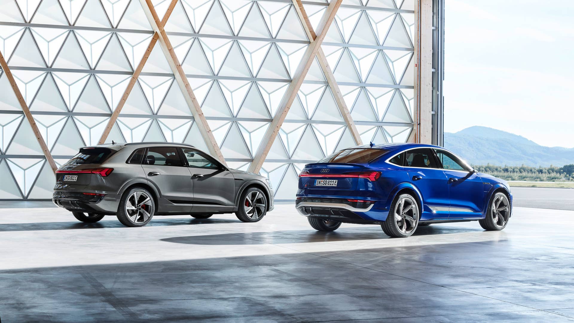 Audi Q8 e-tron quattro, Static photo, Colour: Chronos Gray metallic. Audi SQ8 Sportback e-tron quattro, Static photo, Colour: Ultra Blue metallic.