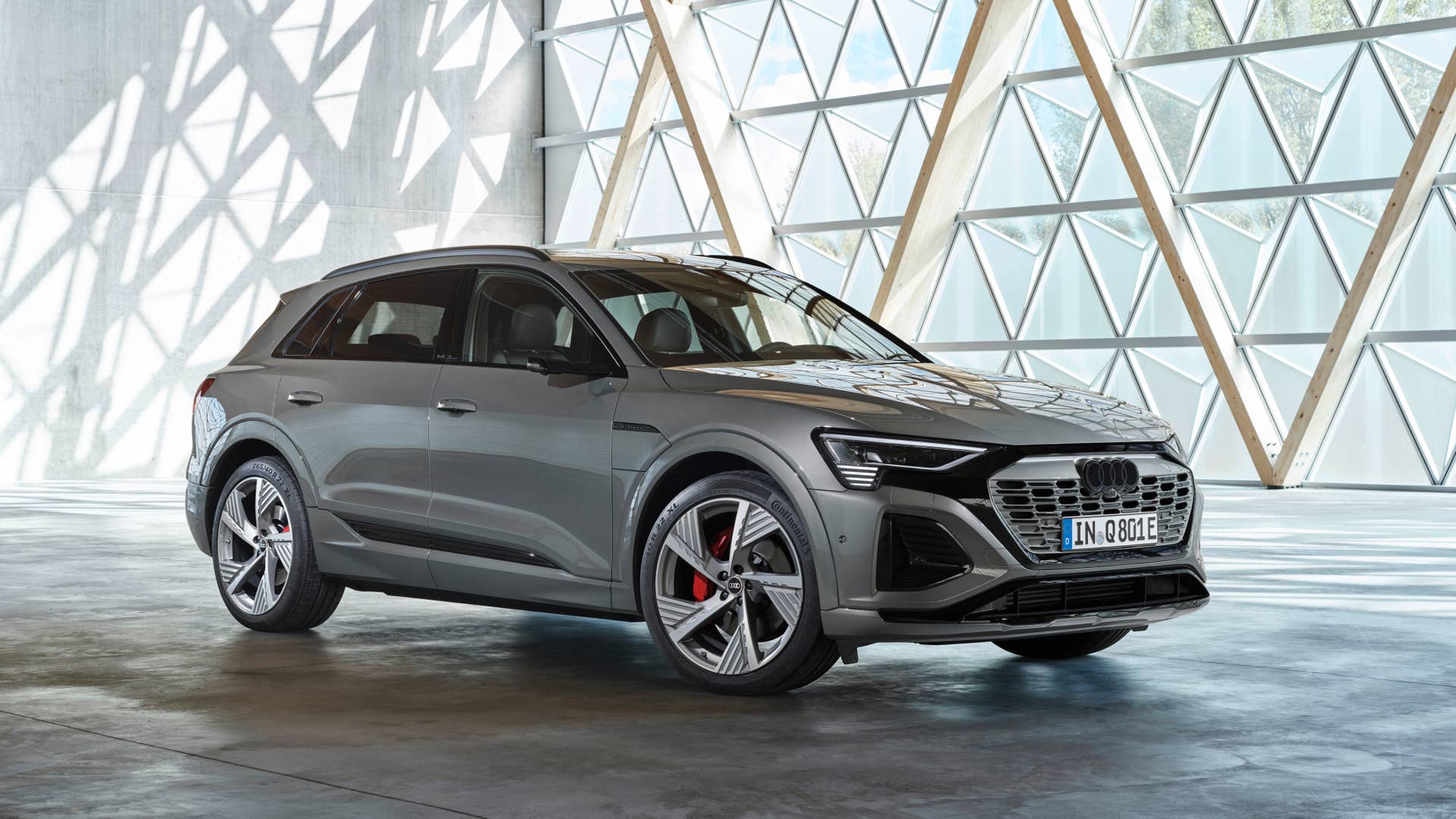 Static photo, Colour: Chronos Gray metallic.