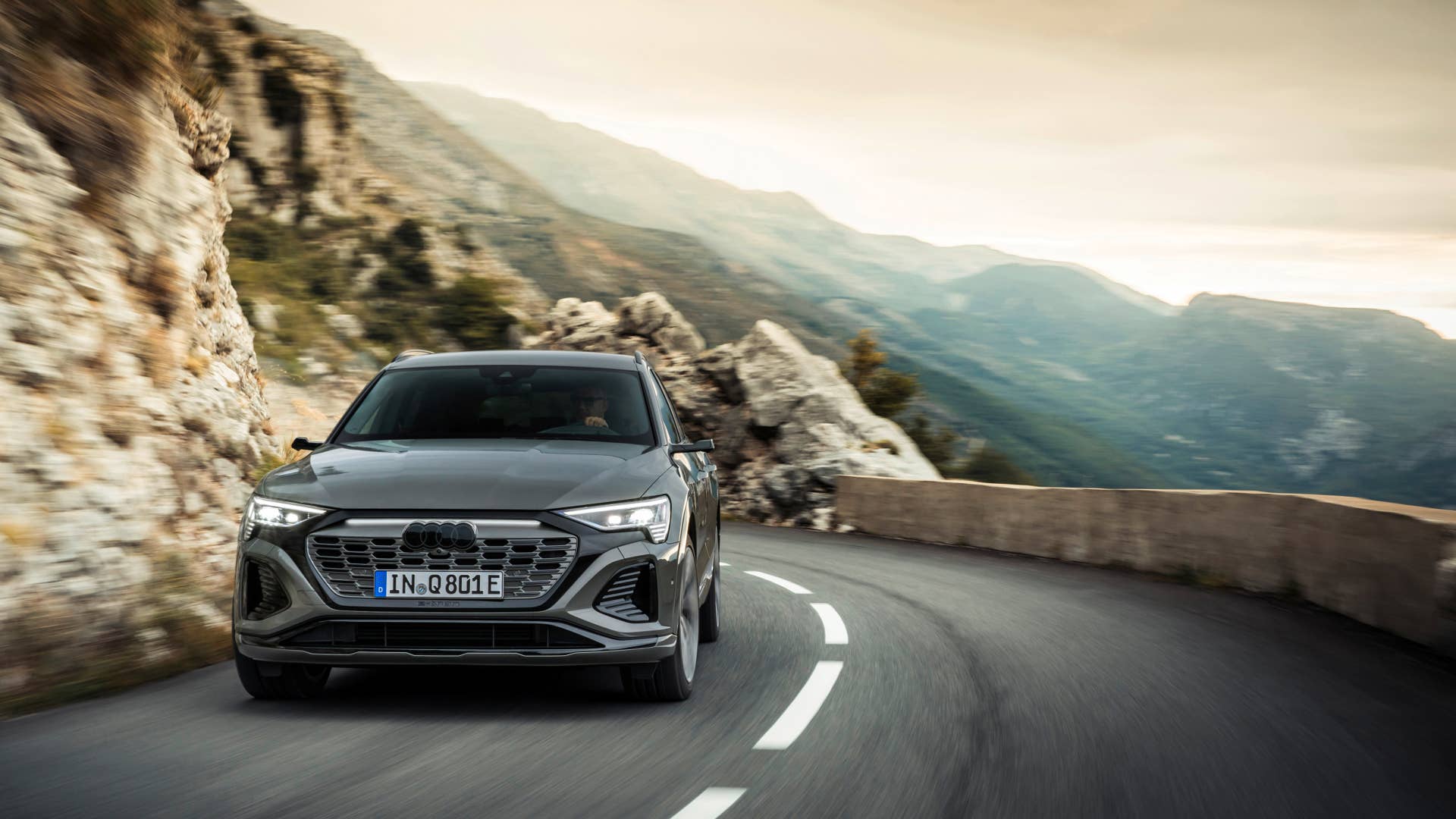 Dynamic photo, Colour: Chronos Gray metallic.