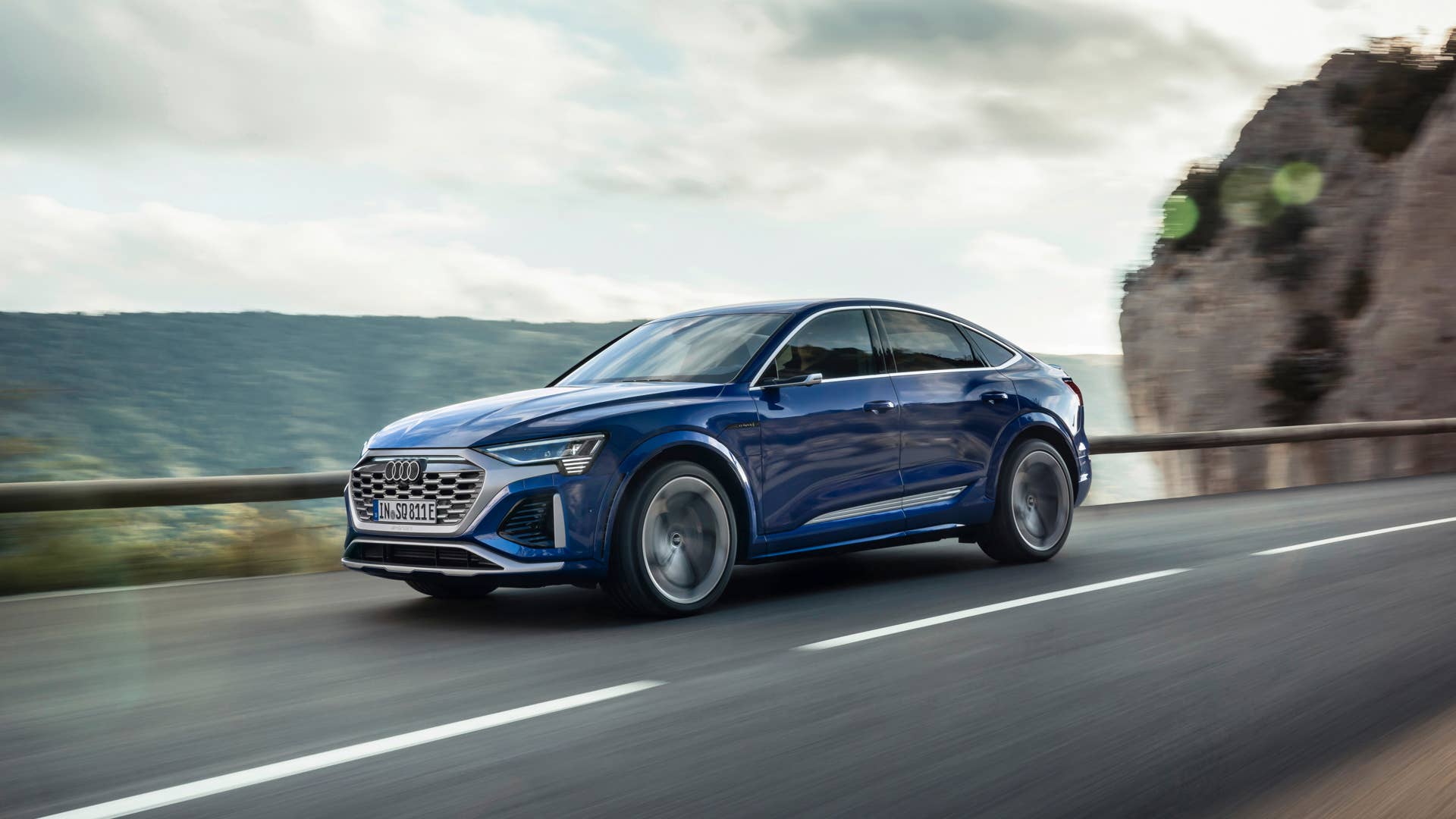 Dynamic photo, Colour: Ultra Blue metallic.