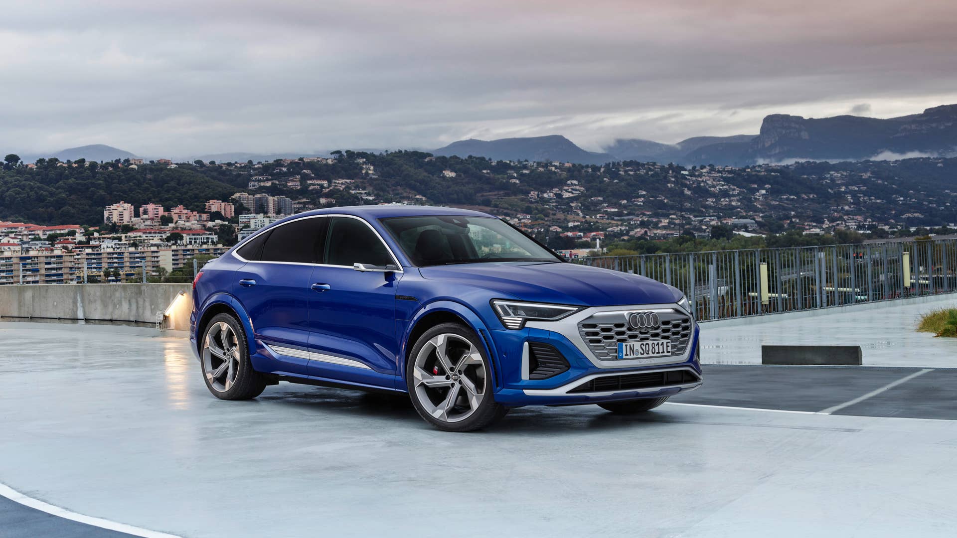 Static photo, Colour: Ultra Blue metallic.