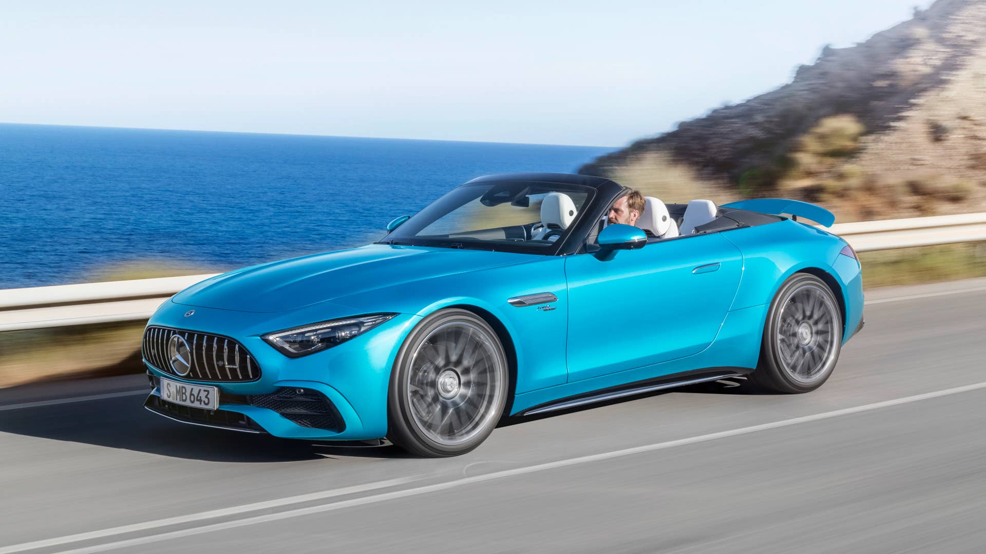 Mercedes-AMG SL 43 Roadster | Kraftstoffverbrauch kombiniert: 9,4-8,9 l/100 km | CO₂-Emissionen kombiniert: 214-201 g/km* Exterieur: Hyperblau metallic; Interieur: Leder Nappa Style kristallweiß.;Kraftstoffverbrauch kombiniert: 9,4-8,9 l/100 km | CO₂-Emissionen kombiniert: 214-201 g/km* Mercedes-AMG SL 43 Roadster | fuel consumption combined: 9,4-8,9 l/100 km | CO₂-emissions combined: 214-201 g/km* exterior: hyperblue metallic; interior: leather nappa style crystal white.;Fuel consumption combined: 9,4-8,9 l/100 km | CO₂-emissions combined: 214-201 g/km*