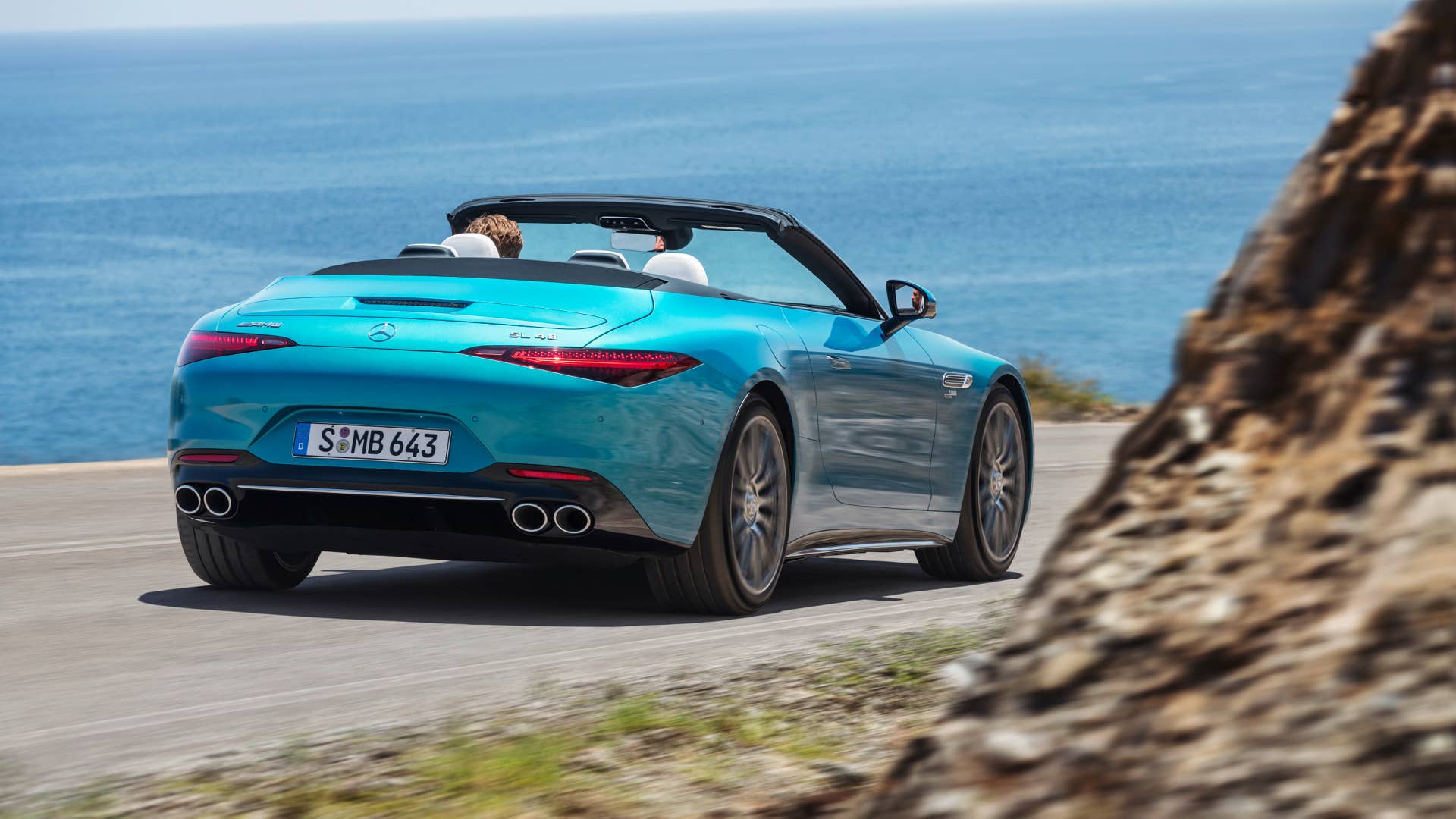 Mercedes-AMG SL 43 Roadster | Kraftstoffverbrauch kombiniert: 9,4-8,9 l/100 km | CO₂-Emissionen kombiniert: 214-201 g/km* Exterieur: Hyperblau metallic; Interieur: Leder Nappa Style kristallweiß.;Kraftstoffverbrauch kombiniert: 9,4-8,9 l/100 km | CO₂-Emissionen kombiniert: 214-201 g/km* Mercedes-AMG SL 43 Roadster | fuel consumption combined: 9,4-8,9 l/100 km | CO₂-emissions combined: 214-201 g/km* exterior: hyperblue metallic; interior: leather nappa style crystal white.;Fuel consumption combined: 9,4-8,9 l/100 km | CO₂-emissions combined: 214-201 g/km*