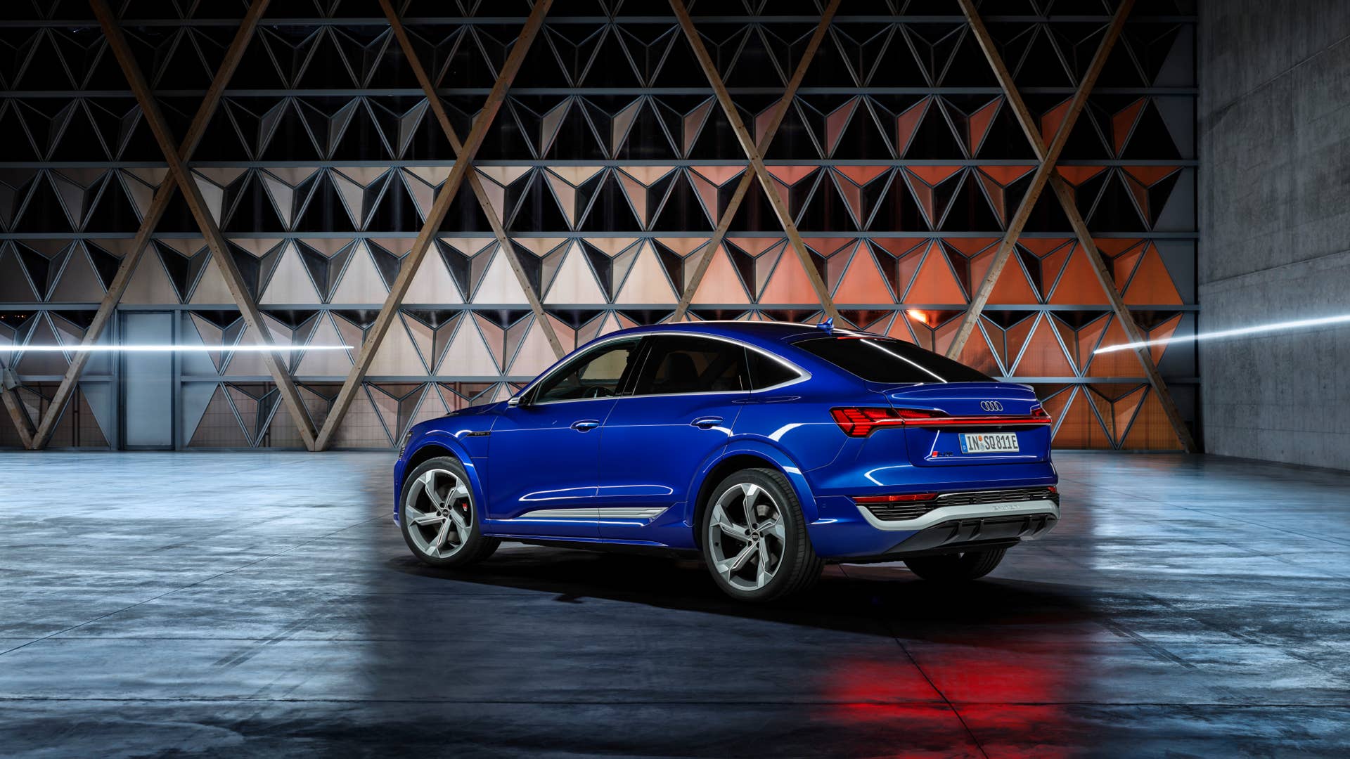 Static photo, Colour: Ultra Blue metallic.