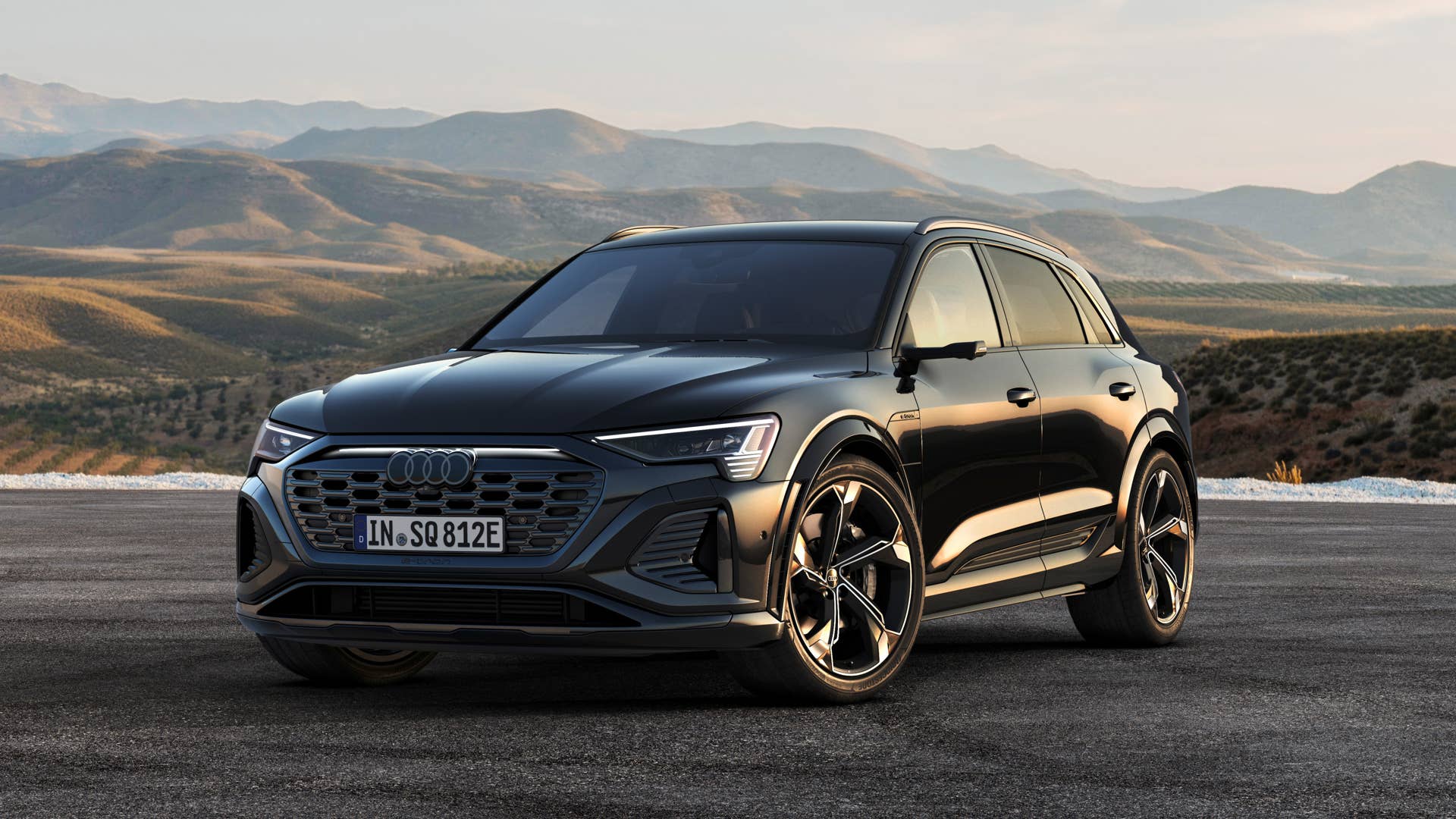 Static photo, Colour: Mythos Black metallic.