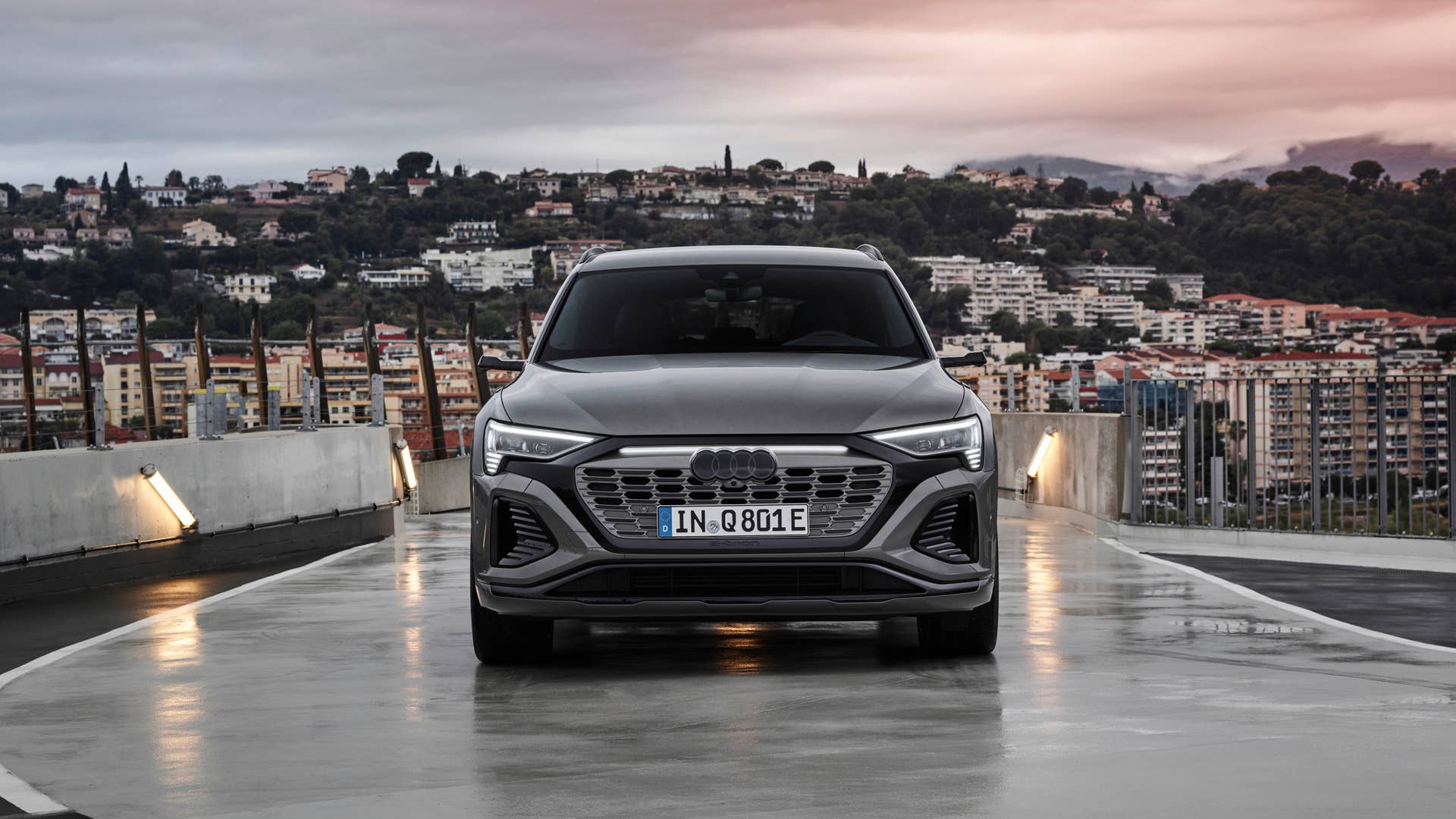 Static photo, Colour: Chronos Gray metallic.