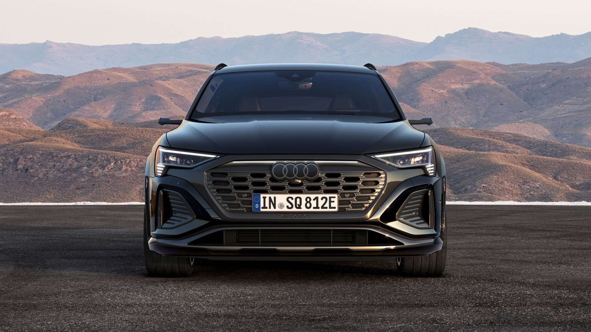 Static photo, Colour: Mythos Black metallic.