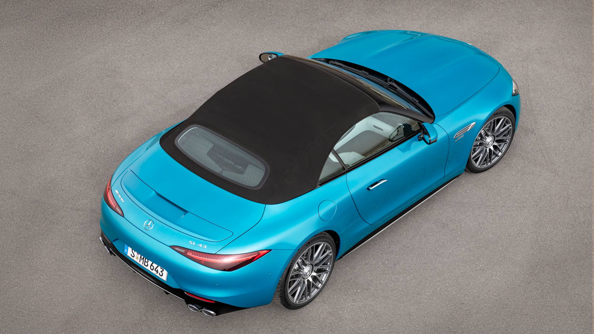 Mercedes-AMG SL 43 Roadster | Kraftstoffverbrauch kombiniert: 9,4-8,9 l/100 km | CO₂-Emissionen kombiniert: 214-201 g/km* Exterieur: Hyperblau metallic; Interieur: Leder Nappa Style kristallweiß.;Kraftstoffverbrauch kombiniert: 9,4-8,9 l/100 km | CO₂-Emissionen kombiniert: 214-201 g/km* Mercedes-AMG SL 43 Roadster | fuel consumption combined: 9,4-8,9 l/100 km | CO₂-emissions combined: 214-201 g/km* exterior: hyperblue metallic; interior: leather nappa style crystal white.;Fuel consumption combined: 9,4-8,9 l/100 km | CO₂-emissions combined: 214-201 g/km*