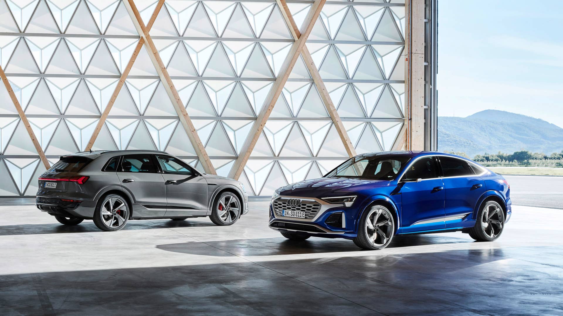 Audi Q8 e-tron quattro, Static photo, Colour: Chronos Gray metallic. Audi SQ8 Sportback e-tron quattro, Static photo, Colour: Ultra Blue metallic.